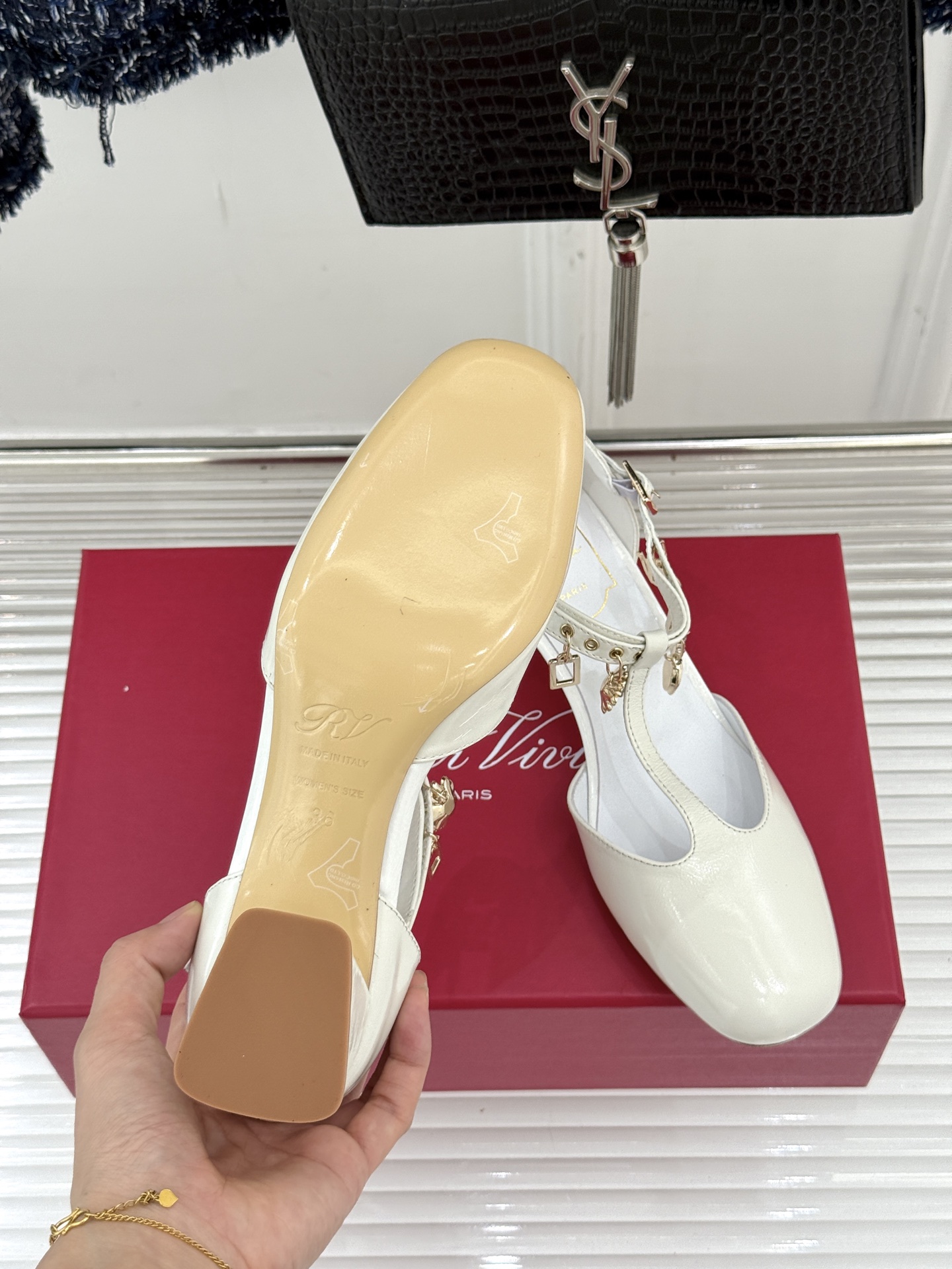 Roger Vivier｜RV26WF新品T字带水钻金属扣吊坠粗跟凉鞋当RV标志性方扣邂逅灵动水钻吊坠再