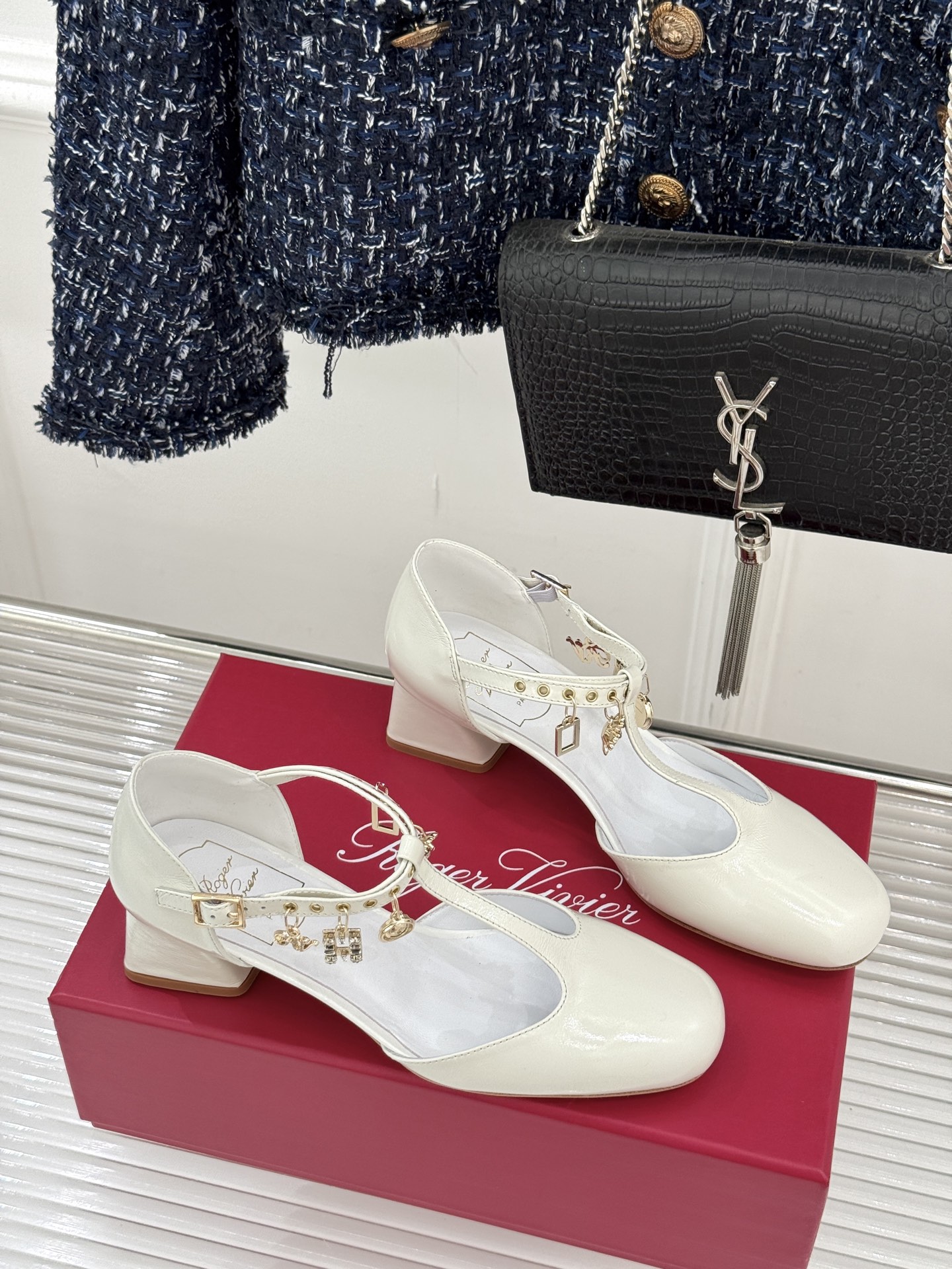 Roger Vivier｜RV26WF新品T字带水钻金属扣吊坠粗跟凉鞋当RV标志性方扣邂逅灵动水钻吊坠再