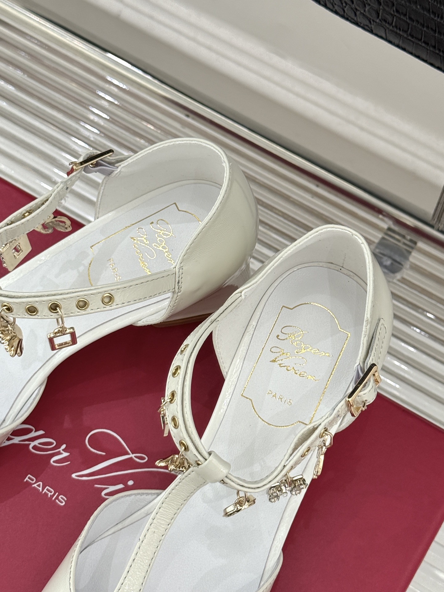 Roger Vivier｜RV26WF新品T字带水钻金属扣吊坠粗跟凉鞋当RV标志性方扣邂逅灵动水钻吊坠再