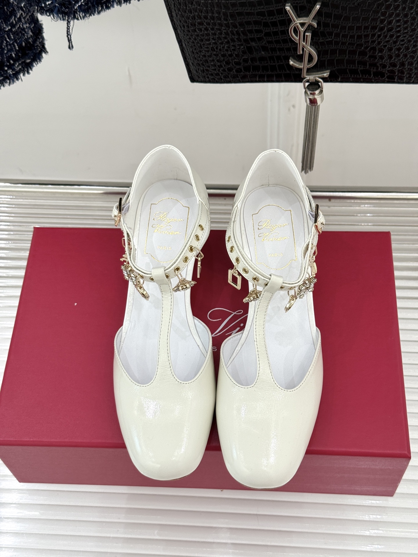 Roger Vivier｜RV26WF新品T字带水钻金属扣吊坠粗跟凉鞋当RV标志性方扣邂逅灵动水钻吊坠再