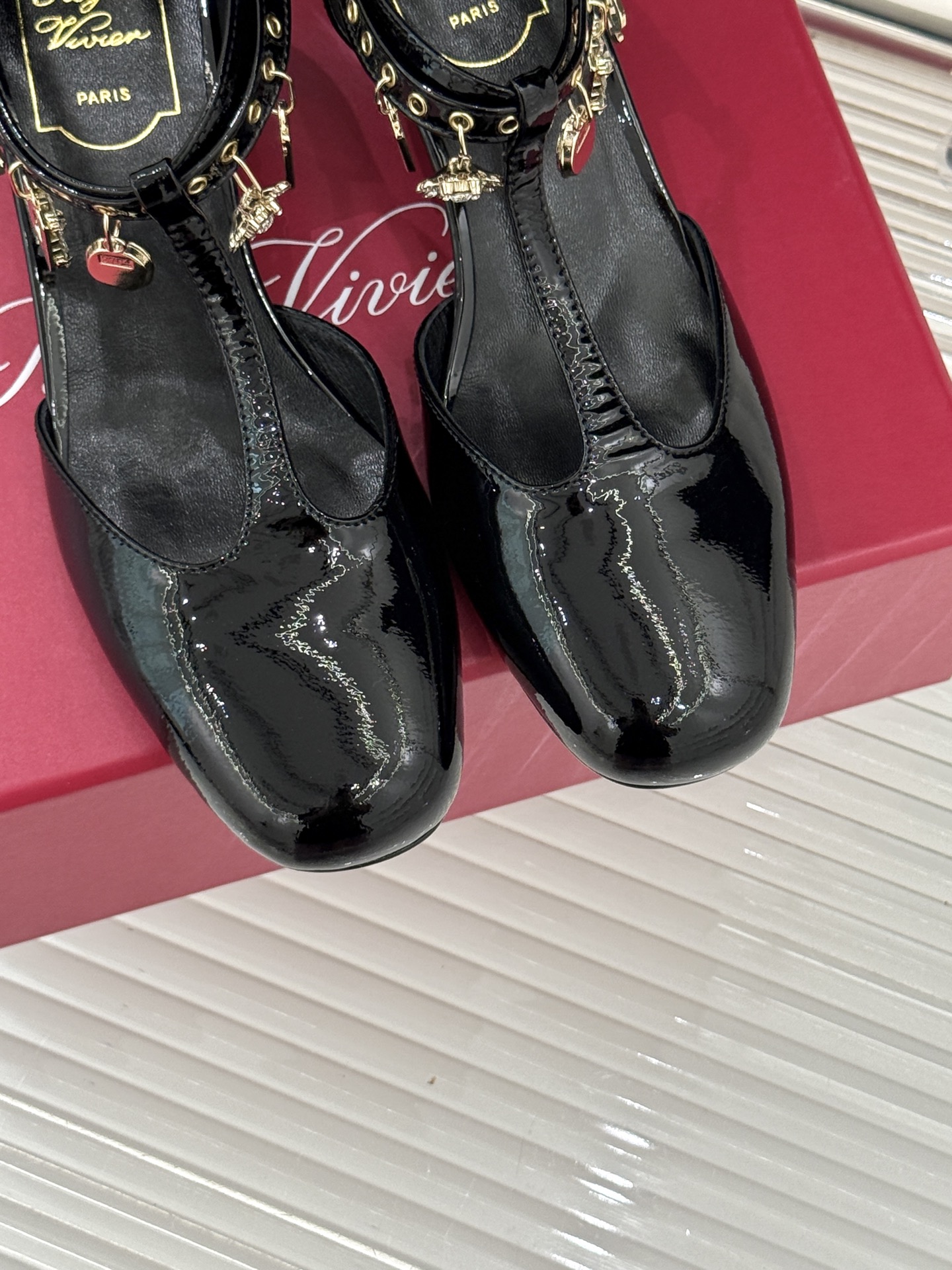 Roger Vivier｜RV26WF新品T字带水钻金属扣吊坠粗跟凉鞋当RV标志性方扣邂逅灵动水钻吊坠再