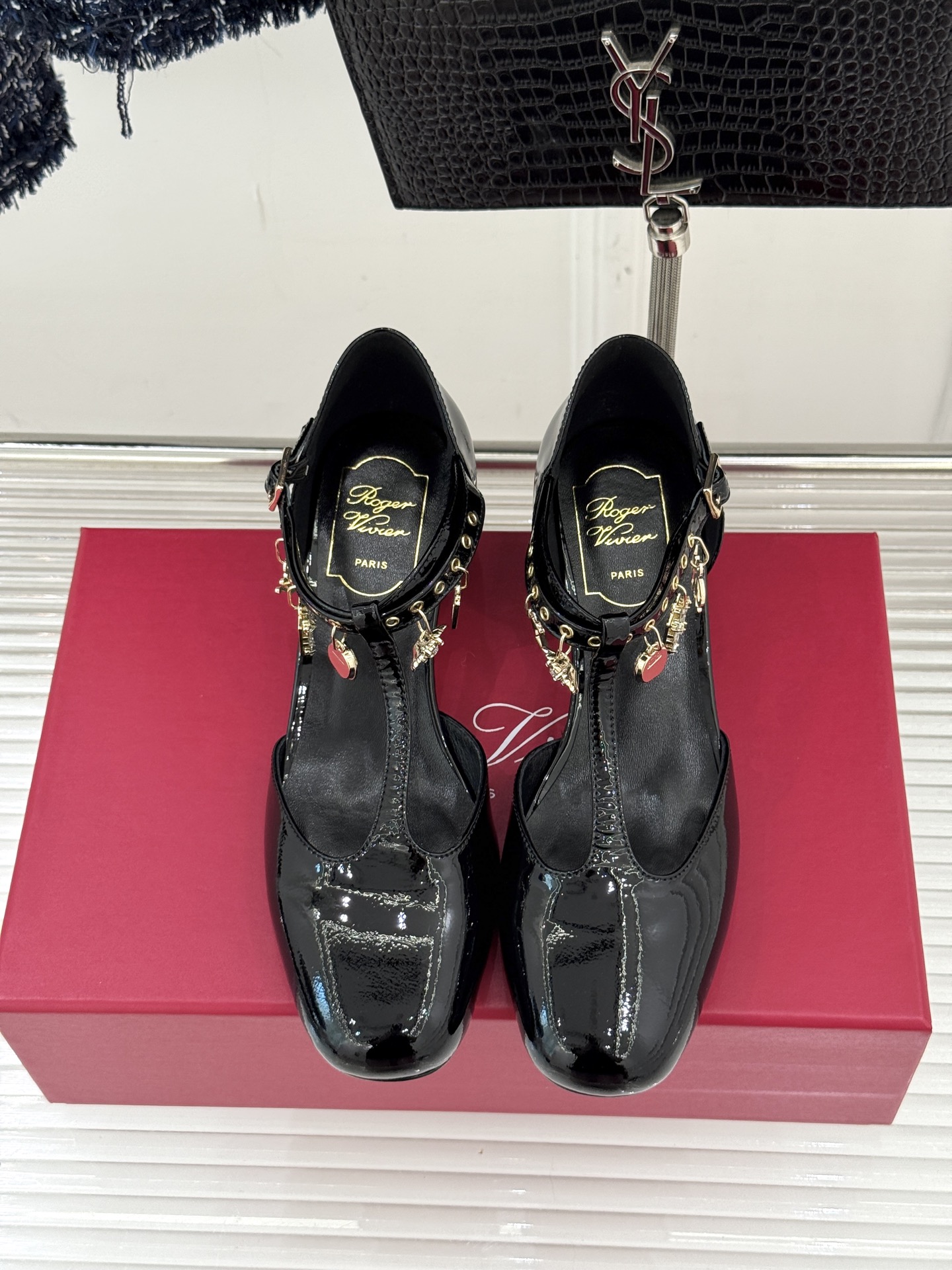 Roger Vivier｜RV26WF新品T字带水钻金属扣吊坠粗跟凉鞋当RV标志性方扣邂逅灵动水钻吊坠再