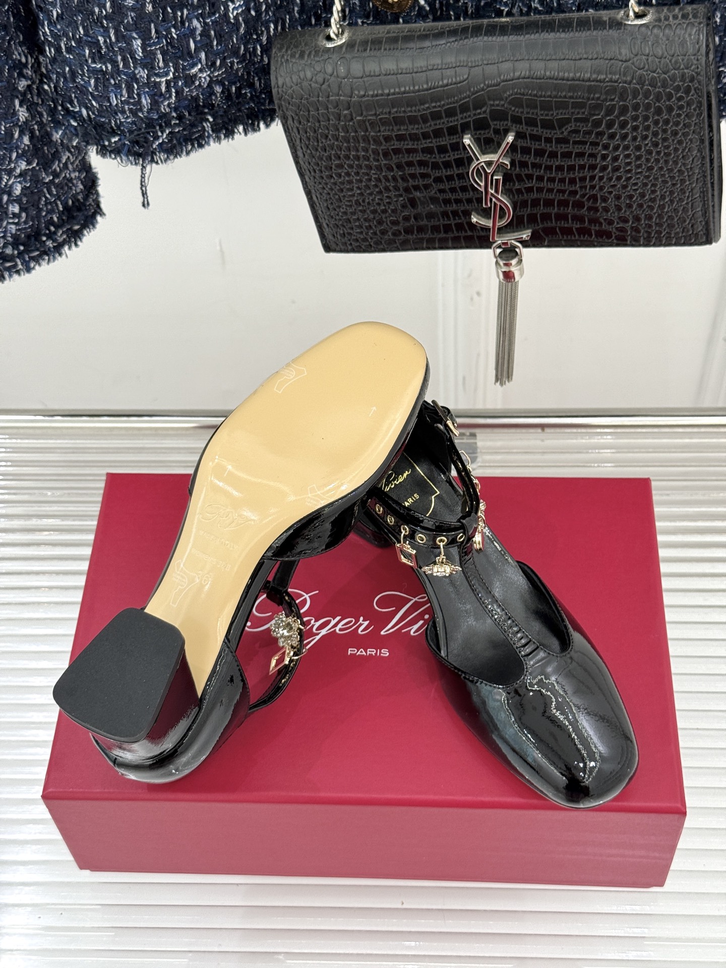 Roger Vivier｜RV26WF新品T字带水钻金属扣吊坠粗跟凉鞋当RV标志性方扣邂逅灵动水钻吊坠再