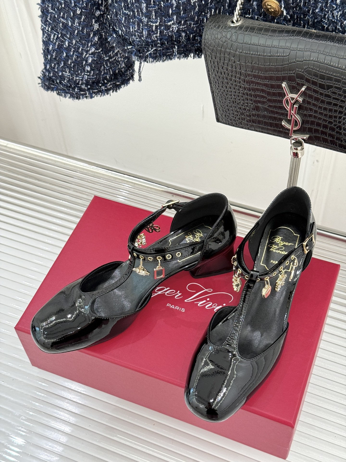 Roger Vivier｜RV26WF新品T字带水钻金属扣吊坠粗跟凉鞋当RV标志性方扣邂逅灵动水钻吊坠再
