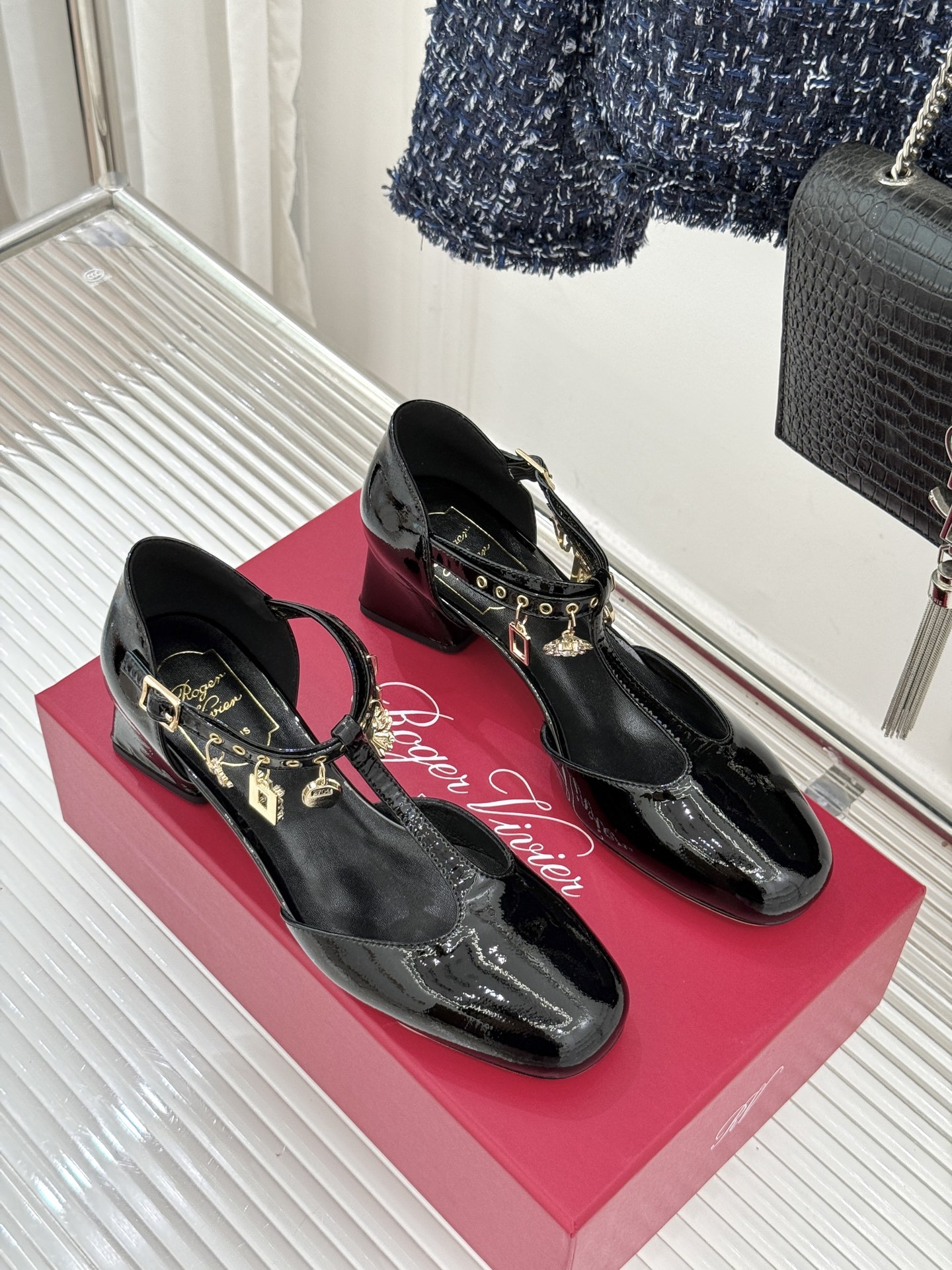 Roger Vivier｜RV26WF新品T字带水钻金属扣吊坠粗跟凉鞋当RV标志性方扣邂逅灵动水钻吊坠再