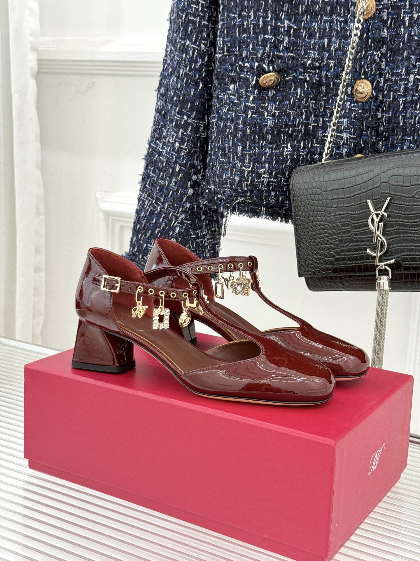 Roger Vivier｜RV26WF新品T字带水钻金属扣吊坠粗跟凉鞋当RV标志性方扣邂逅灵动水钻吊坠再