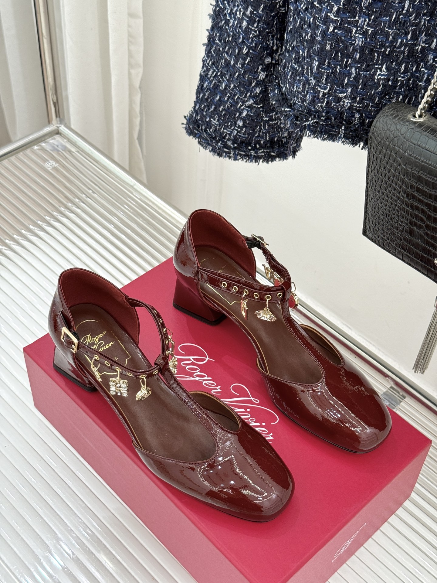 Roger Vivier｜RV26WF新品T字带水钻金属扣吊坠粗跟凉鞋当RV标志性方扣邂逅灵动水钻吊坠再