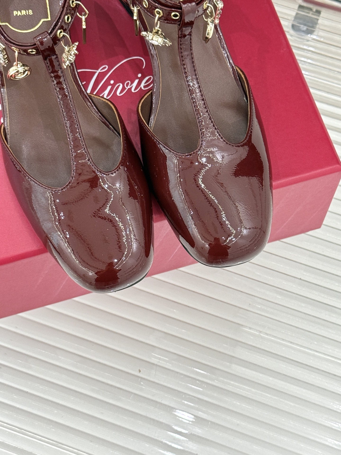 Roger Vivier｜RV26WF新品T字带水钻金属扣吊坠粗跟凉鞋当RV标志性方扣邂逅灵动水钻吊坠再