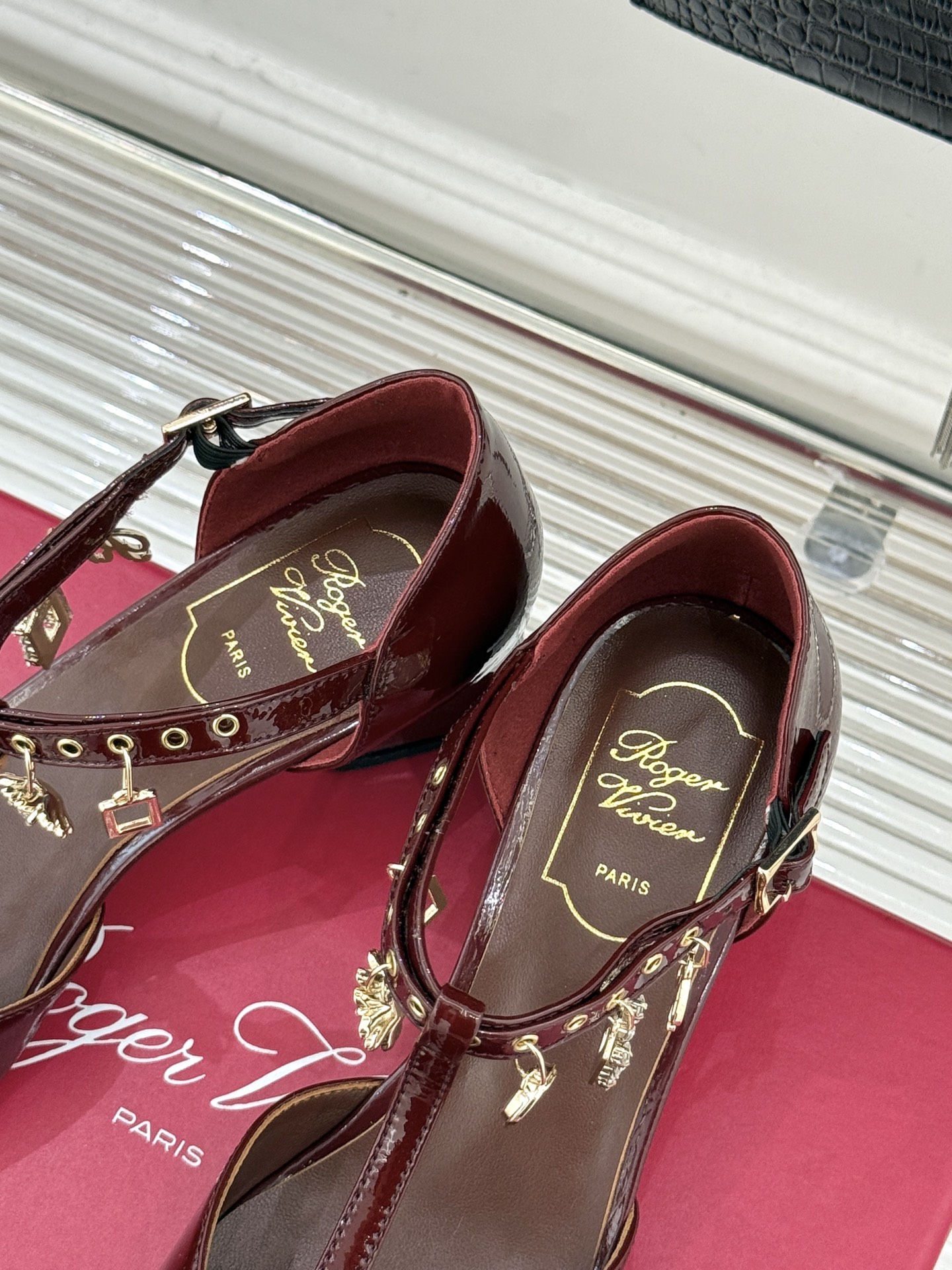 Roger Vivier｜RV26WF新品T字带水钻金属扣吊坠粗跟凉鞋当RV标志性方扣邂逅灵动水钻吊坠再