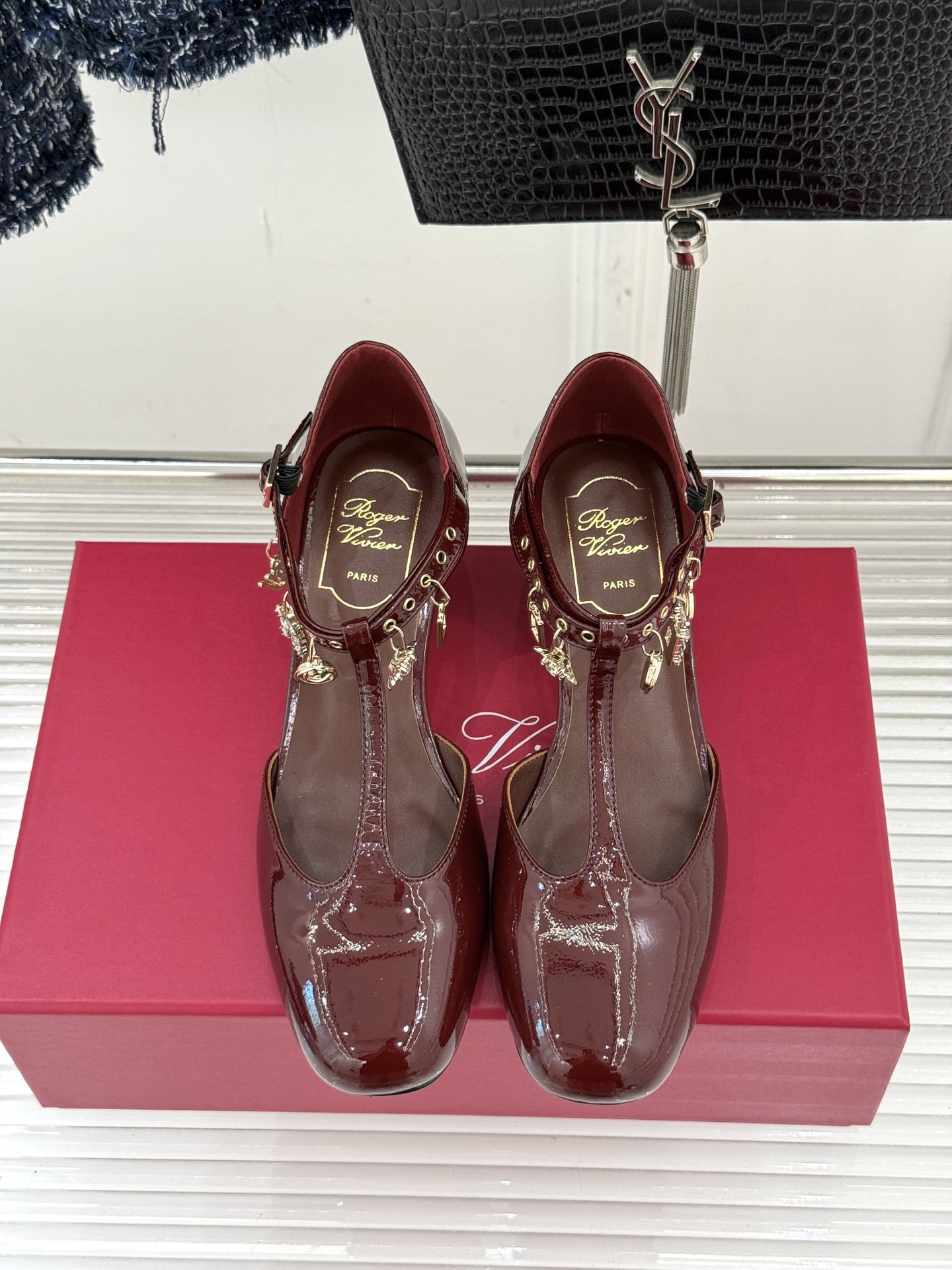 Roger Vivier｜RV26WF新品T字带水钻金属扣吊坠粗跟凉鞋当RV标志性方扣邂逅灵动水钻吊坠再