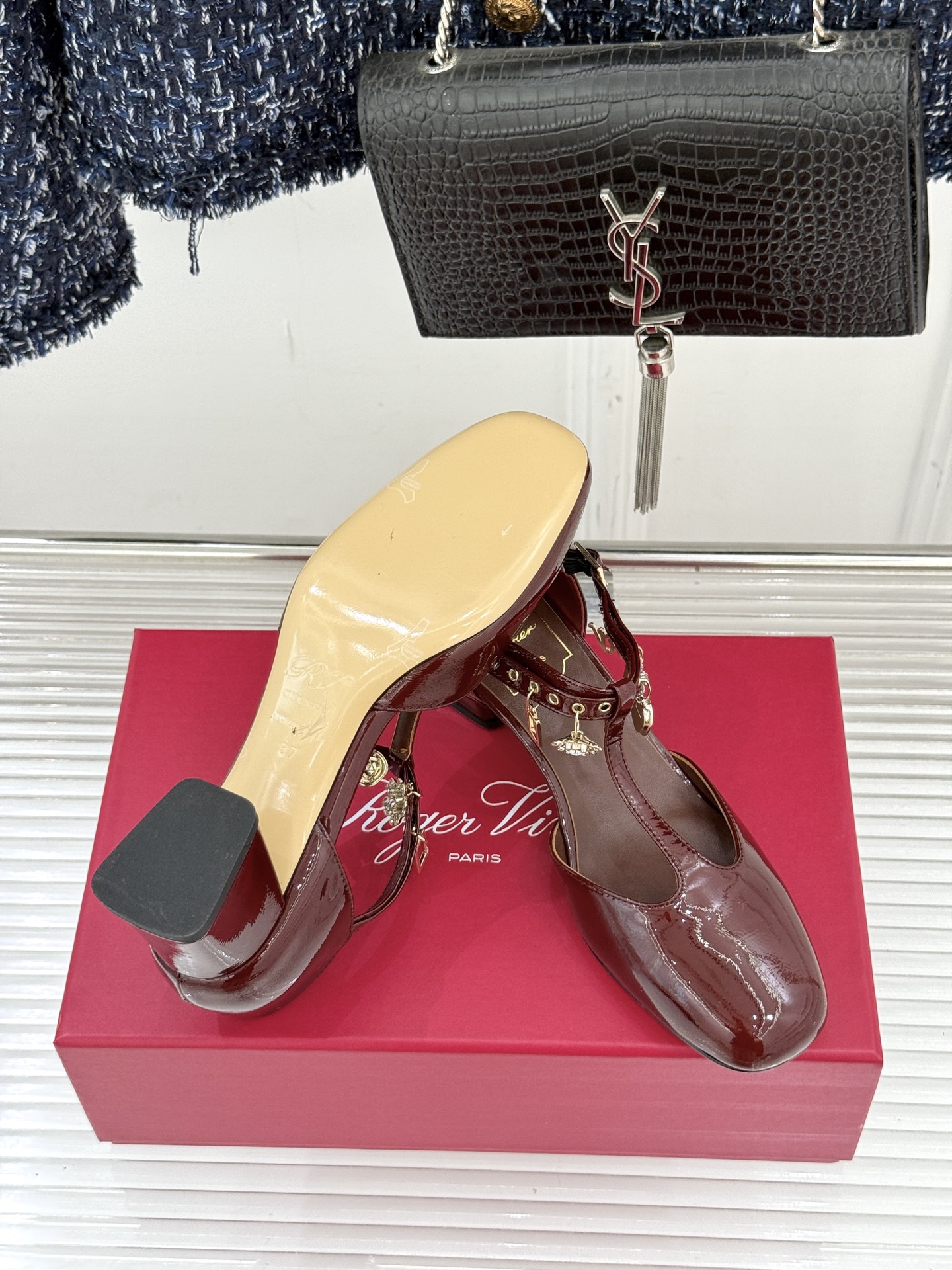 Roger Vivier｜RV26WF新品T字带水钻金属扣吊坠粗跟凉鞋当RV标志性方扣邂逅灵动水钻吊坠再