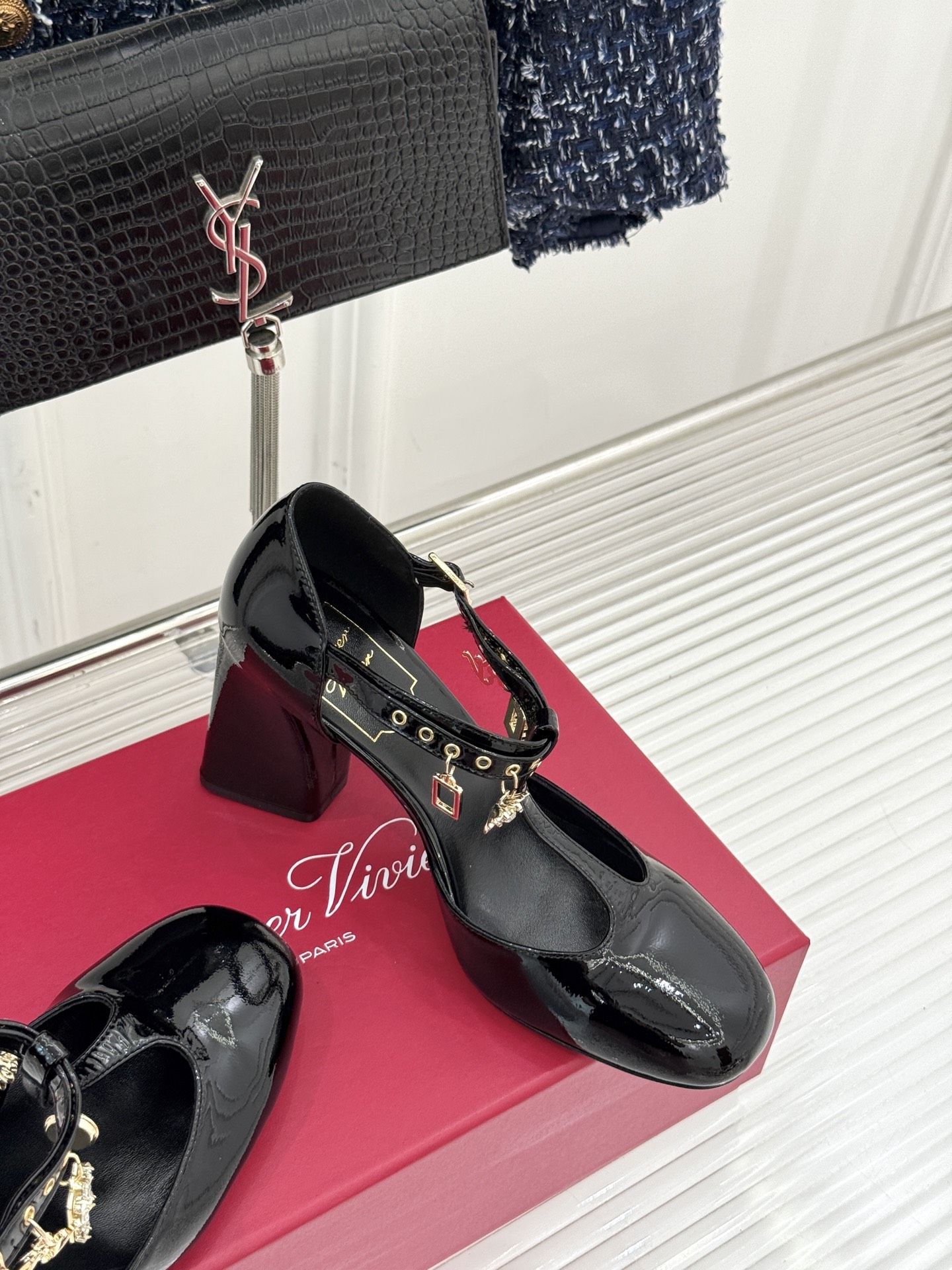 Roger Vivier｜RV26WF新品T字带水钻金属扣吊坠粗跟凉鞋当RV标志性方扣邂逅灵动水钻吊坠再