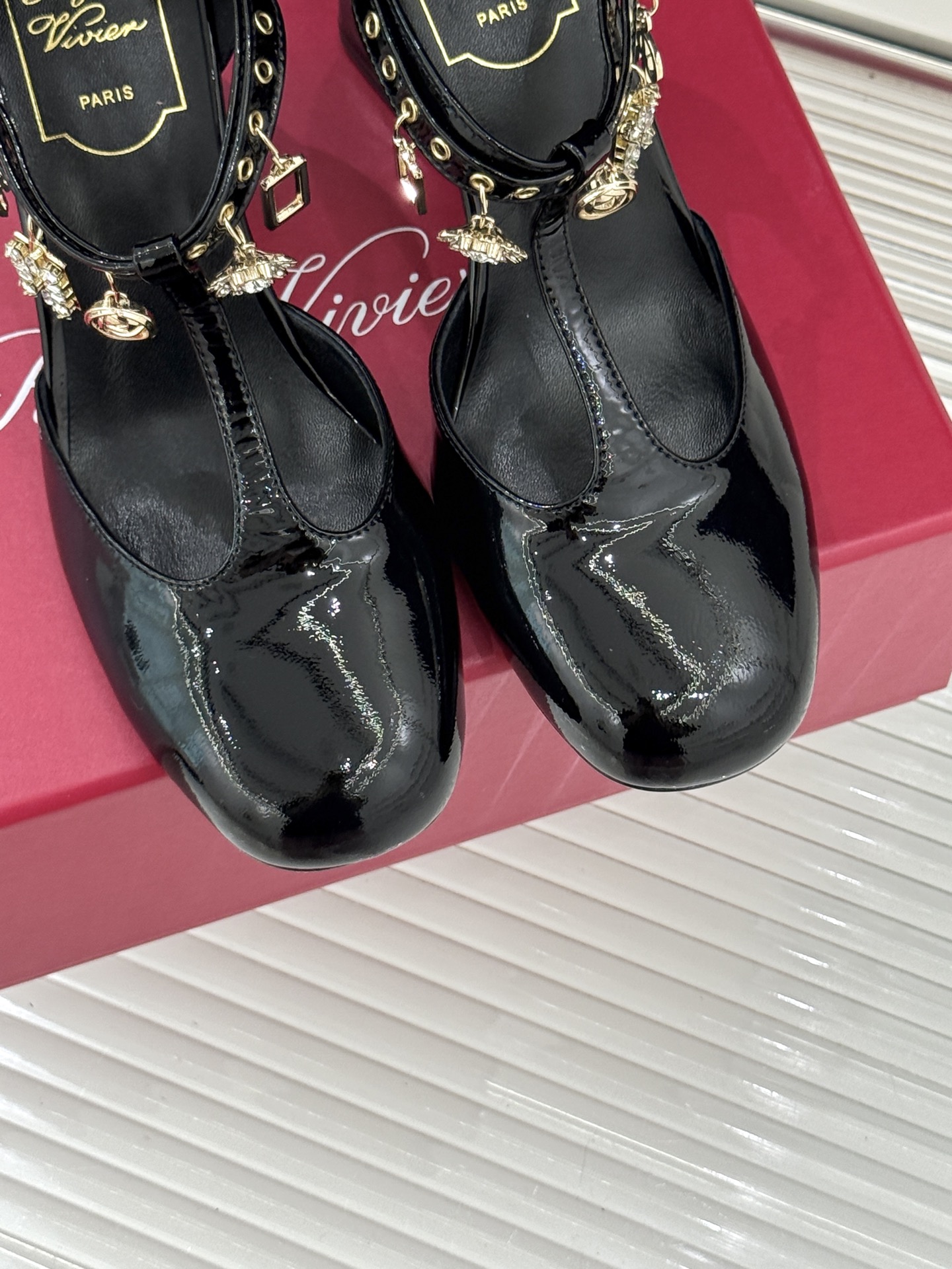 Roger Vivier｜RV26WF新品T字带水钻金属扣吊坠粗跟凉鞋当RV标志性方扣邂逅灵动水钻吊坠再