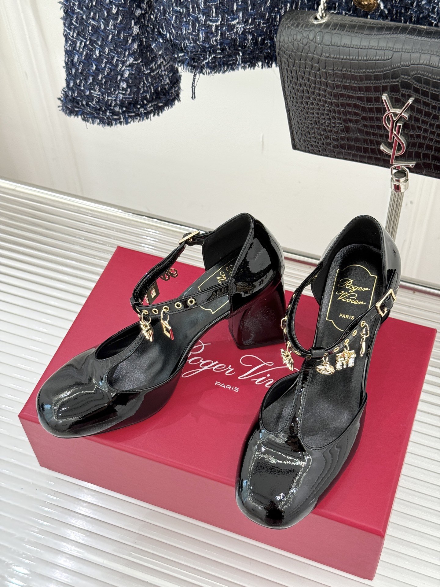 Roger Vivier｜RV26WF新品T字带水钻金属扣吊坠粗跟凉鞋当RV标志性方扣邂逅灵动水钻吊坠再