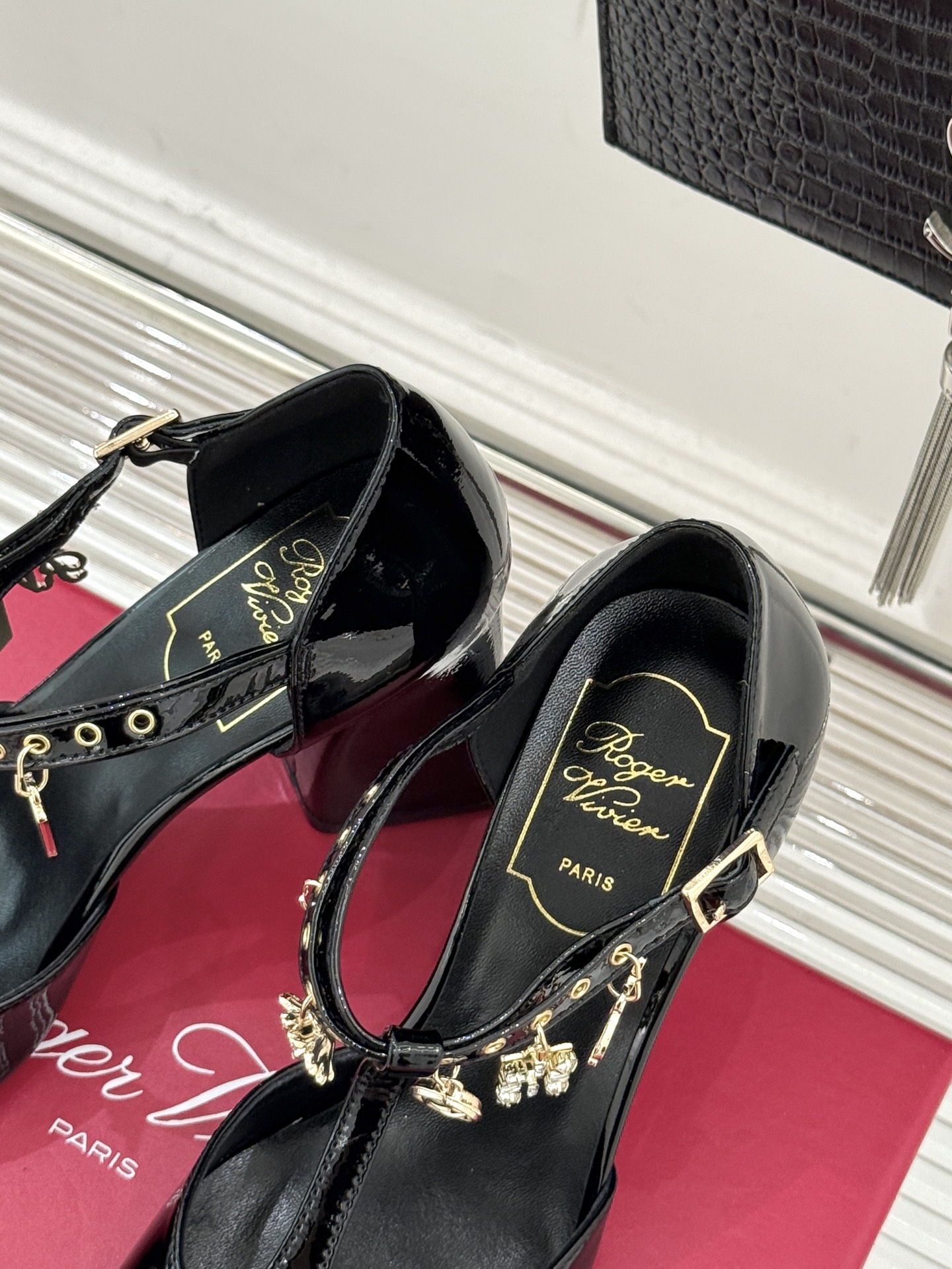 Roger Vivier｜RV26WF新品T字带水钻金属扣吊坠粗跟凉鞋当RV标志性方扣邂逅灵动水钻吊坠再