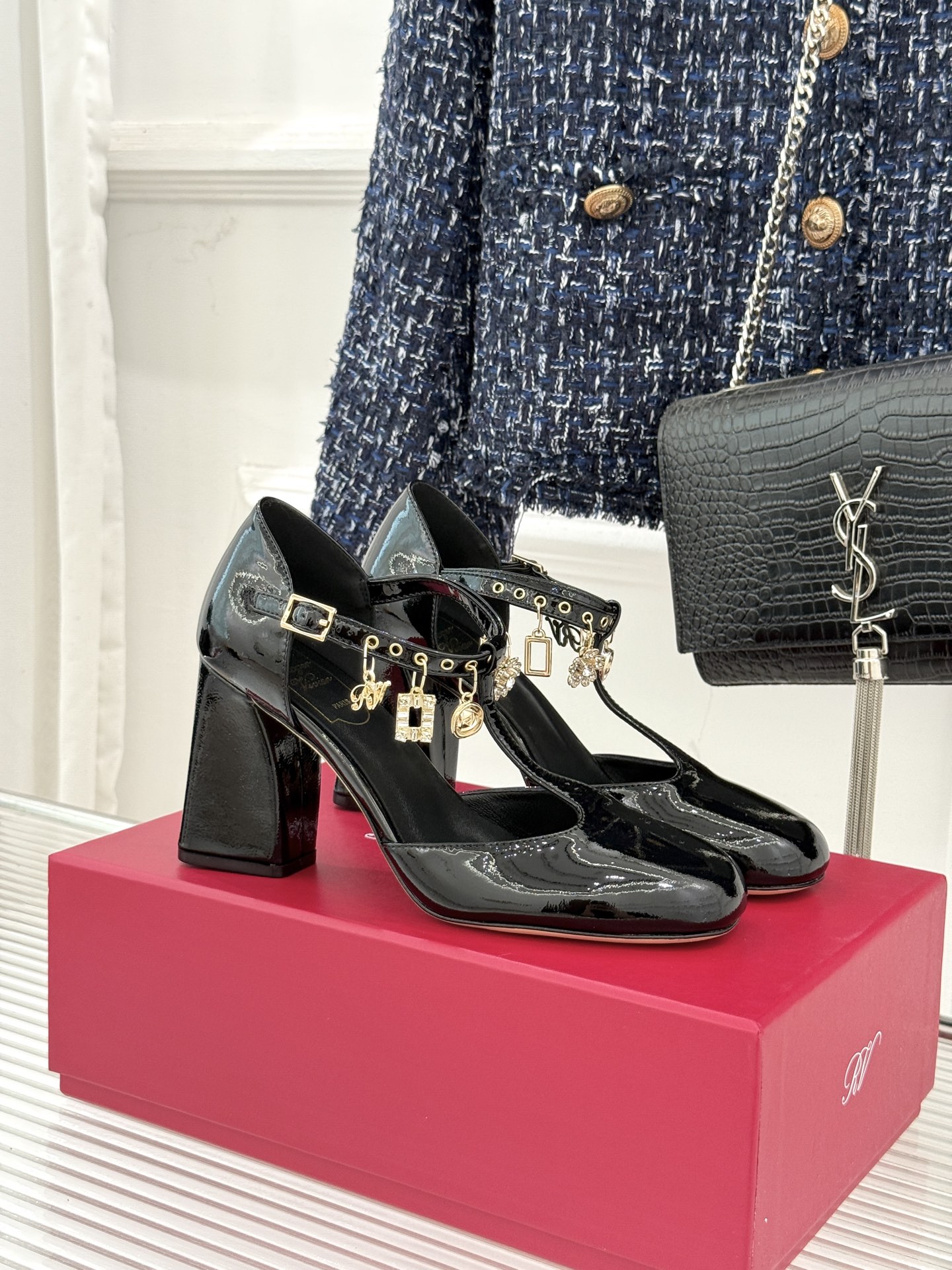 Roger Vivier｜RV26WF新品T字带水钻金属扣吊坠粗跟凉鞋当RV标志性方扣邂逅灵动水钻吊坠再