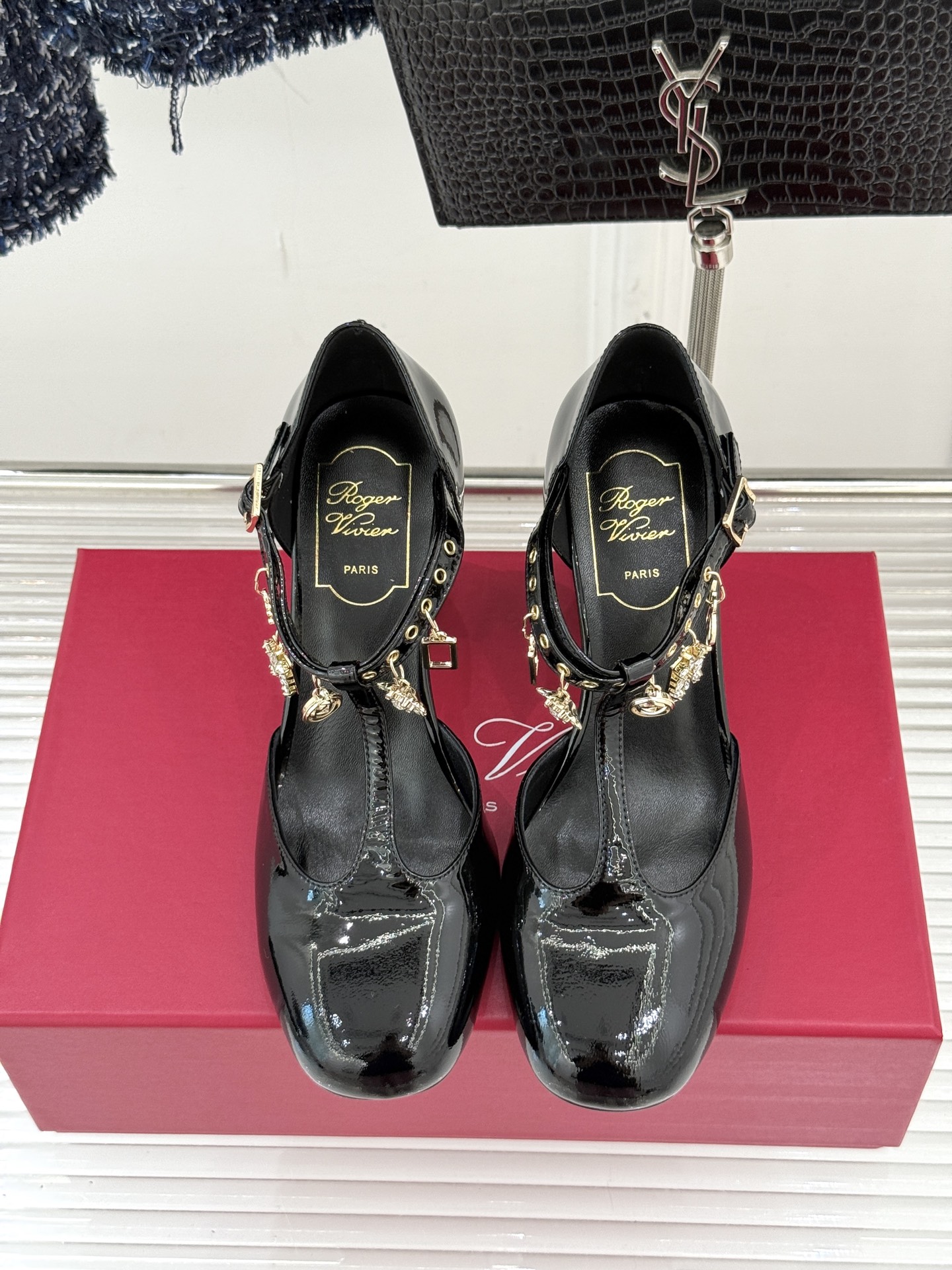 Roger Vivier｜RV26WF新品T字带水钻金属扣吊坠粗跟凉鞋当RV标志性方扣邂逅灵动水钻吊坠再