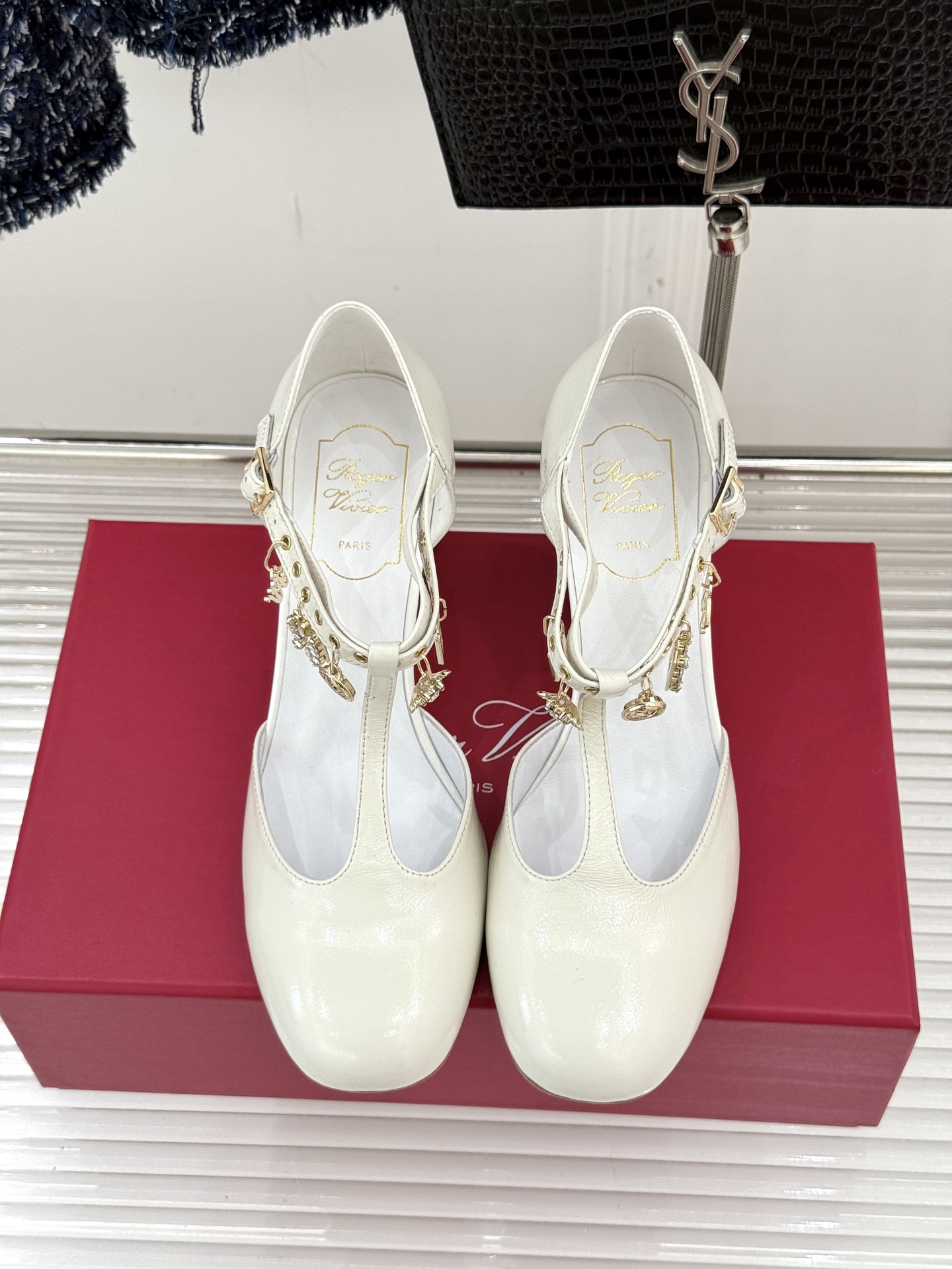Roger Vivier｜RV26WF新品T字带水钻金属扣吊坠粗跟凉鞋当RV标志性方扣邂逅灵动水钻吊坠再