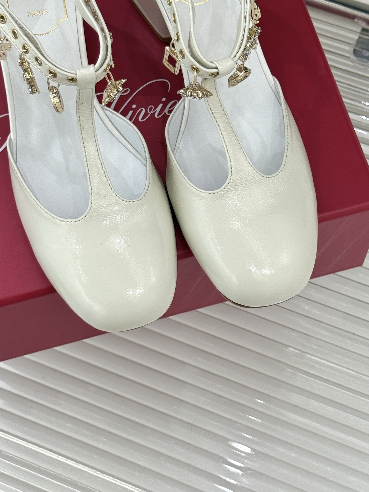 Roger Vivier｜RV26WF新品T字带水钻金属扣吊坠粗跟凉鞋当RV标志性方扣邂逅灵动水钻吊坠再