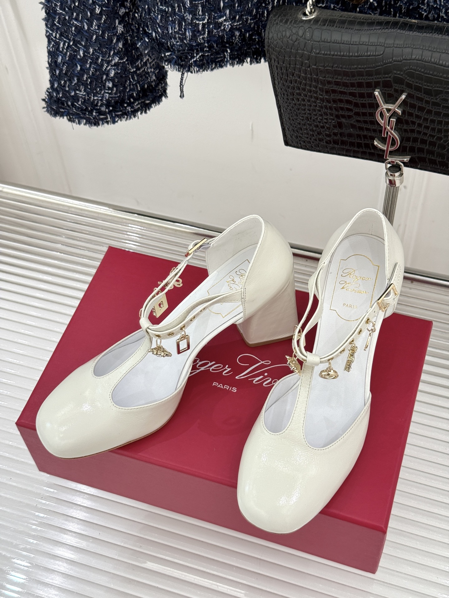 Roger Vivier｜RV26WF新品T字带水钻金属扣吊坠粗跟凉鞋当RV标志性方扣邂逅灵动水钻吊坠再