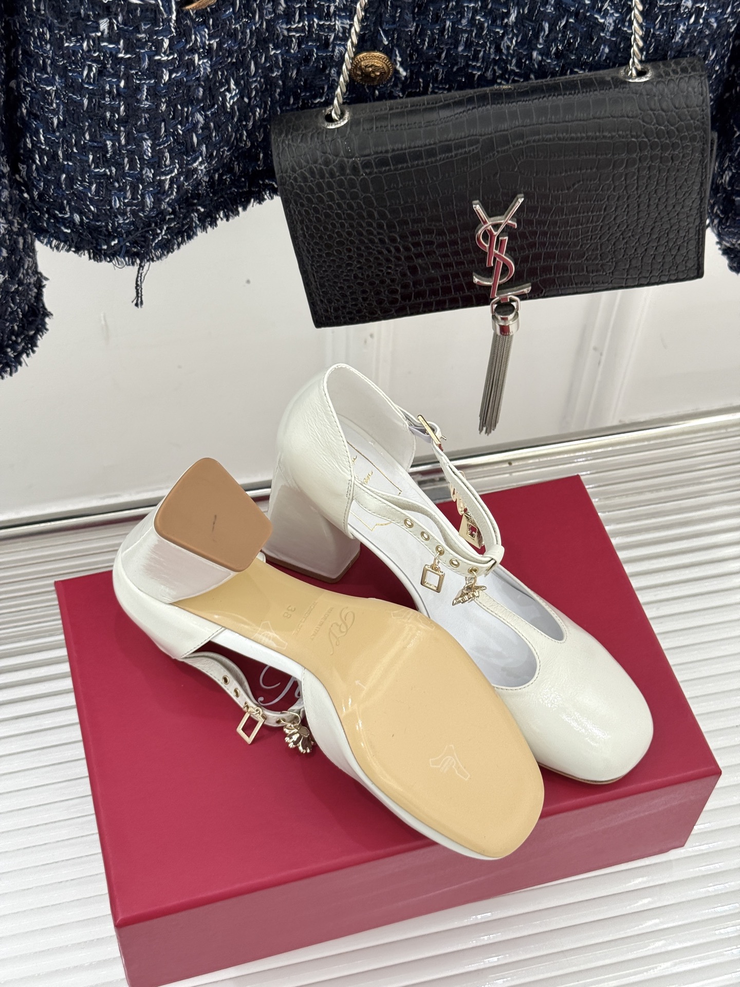 Roger Vivier｜RV26WF新品T字带水钻金属扣吊坠粗跟凉鞋当RV标志性方扣邂逅灵动水钻吊坠再