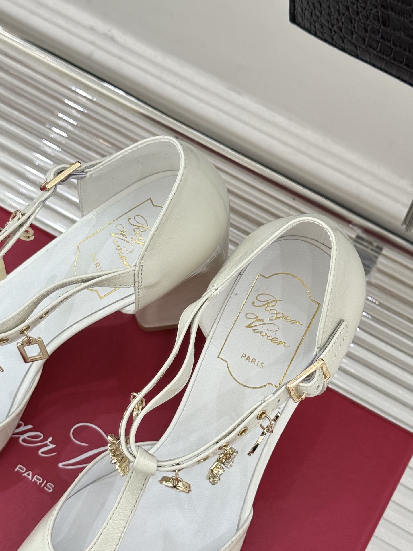 Roger Vivier｜RV26WF新品T字带水钻金属扣吊坠粗跟凉鞋当RV标志性方扣邂逅灵动水钻吊坠再