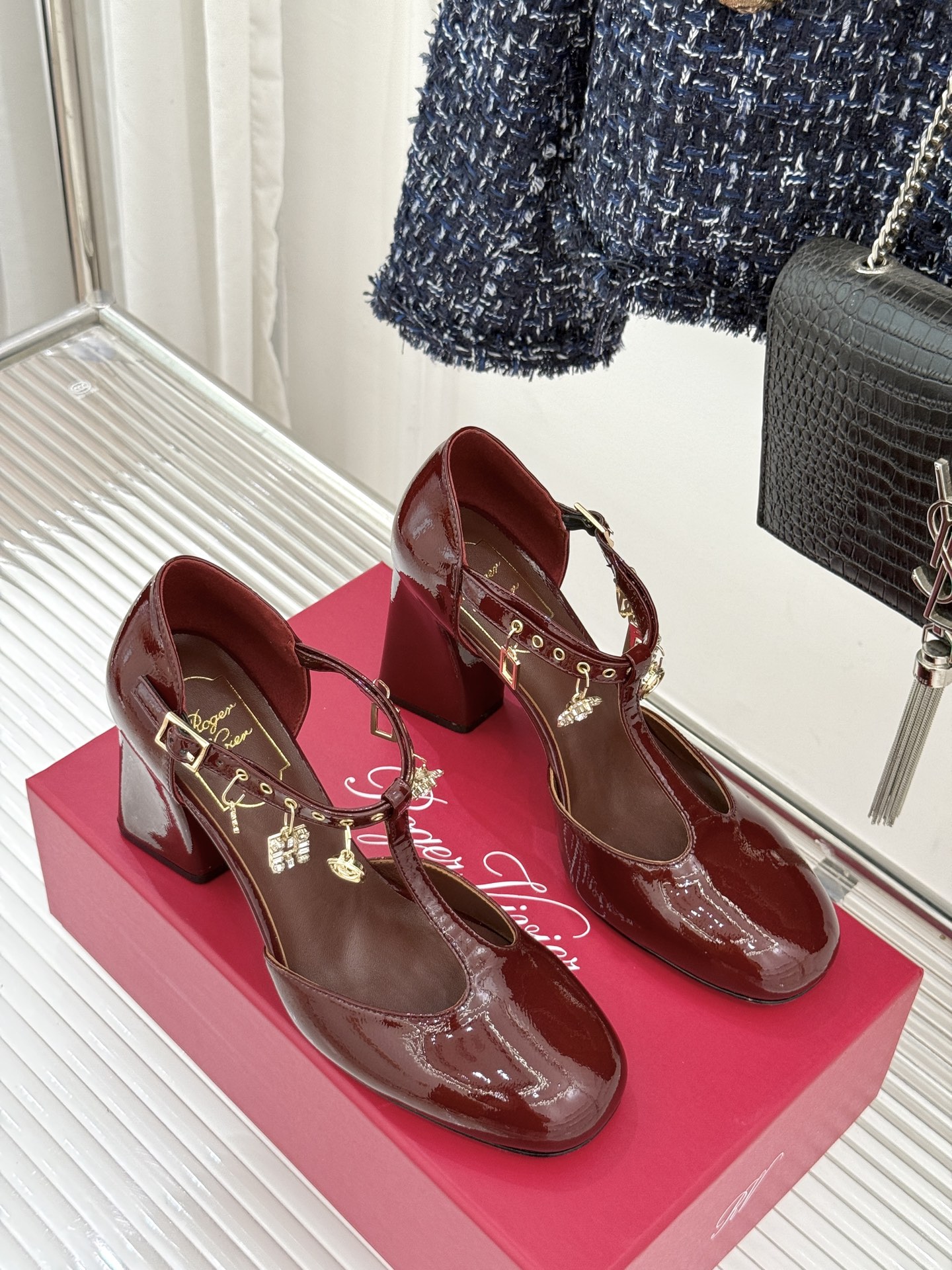 Roger Vivier｜RV26WF新品T字带水钻金属扣吊坠粗跟凉鞋当RV标志性方扣邂逅灵动水钻吊坠再