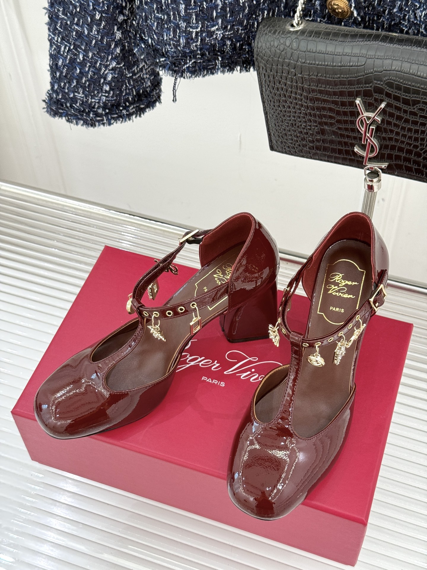 Roger Vivier｜RV26WF新品T字带水钻金属扣吊坠粗跟凉鞋当RV标志性方扣邂逅灵动水钻吊坠再