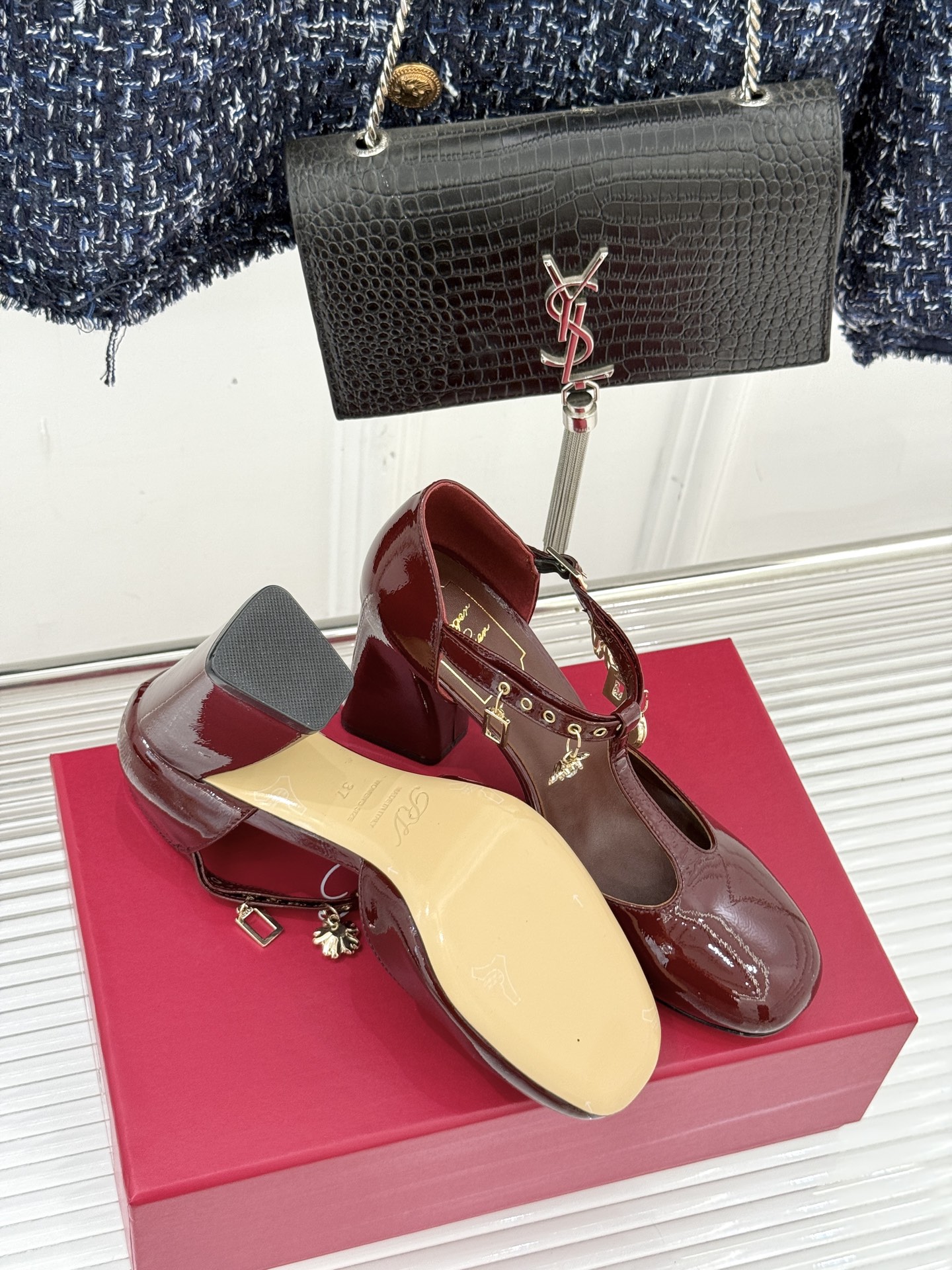 Roger Vivier｜RV26WF新品T字带水钻金属扣吊坠粗跟凉鞋当RV标志性方扣邂逅灵动水钻吊坠再