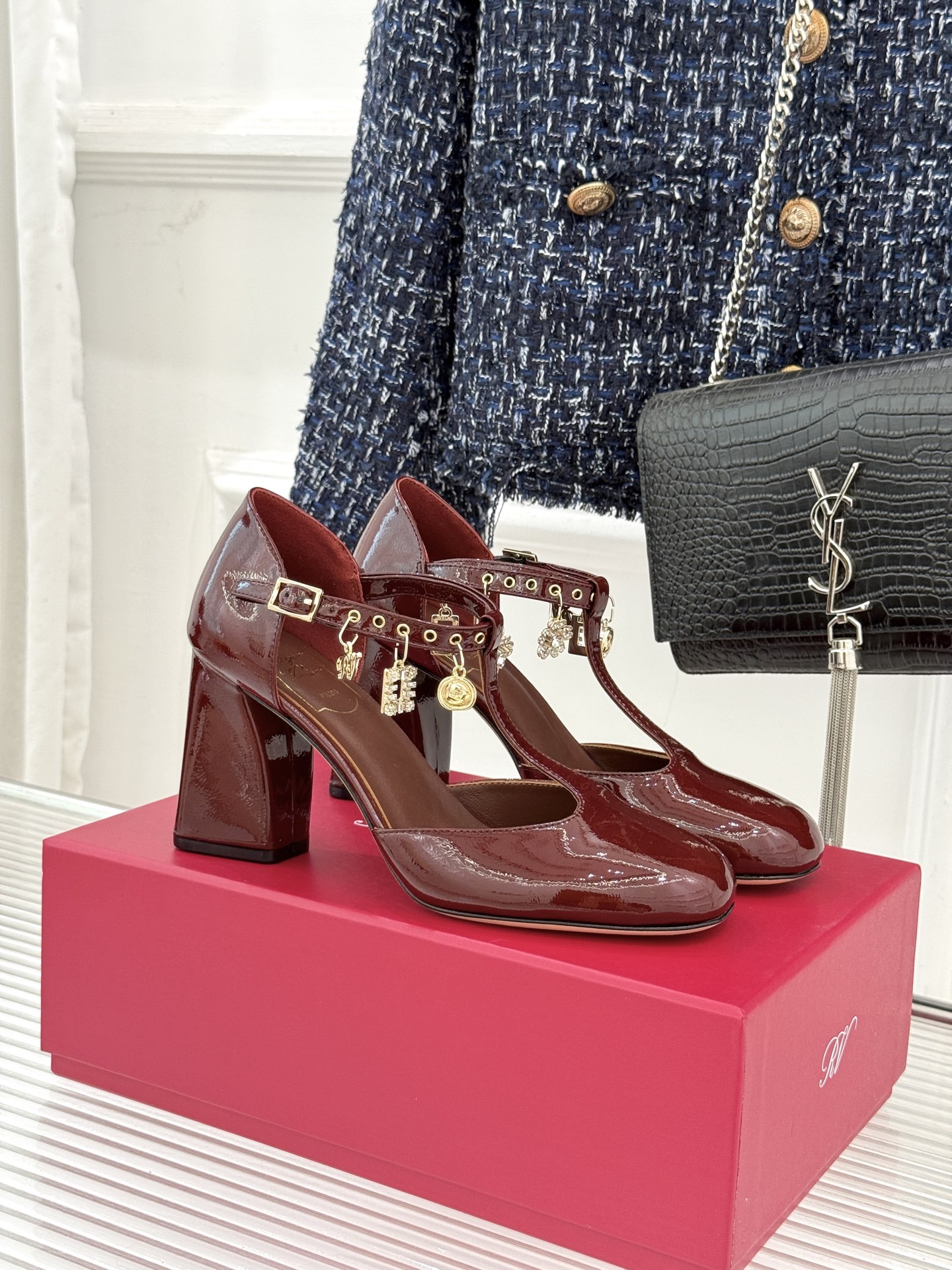 NO:679900,Roger Vivier｜RV26WF new T-strap rhinestone metal buckle pendant thick heel sandals When RV's iconic square buckle meets the smart rhinestone pendant, and then uses the neat T-strap to outline the toe line, a pair of sandals that are both luxurious and practical are born. This pair of sandals inherits Italian craftsmanship, perfectly blending the sophistication of Paris haute couture with the comfort of daily walking. The T-strap is slim, the diamond buckle is eye-catching, and the pendant is smart.  Stable and thick heel, they are not only high-gloss boots for dinner and red carpets, but also a stylish choice for commuting and dating. They have become an irreplaceable summer luxury in the shoe cabinet. A pair of sandals can brighten up the whole body and make you look the protagonist in any occasion. The fabric is made of original custom leather, and the lining of the toes is sheepskin. The genuine leather outsole imported from Italy size 35-39 (customized 40/41), high-heeled sandals, roger vivor, sandals, boots, high  heels,sheepskin,leather soles19860909Roger Vivier｜RV26WF新品T字带水钻 金属扣吊坠粗跟凉鞋 当RV标志性方扣邂逅灵动水钻吊坠 再以利落T字带勾勒足尖线条 一双兼具奢雅与实穿的凉鞋就此诞生. 这双凉鞋承袭意大利匠心工艺 将巴黎高定的精致与日常行走的舒适完美相融 T带显瘦、钻扣夺目、吊坠灵动 粗跟稳适,既是晚宴红毯的高光战靴 亦是通勤约会的格调之选 成为鞋柜里无可替代的夏日奢藏. 一双凉鞋便能点亮全身造型 让你在任何场合都自带主角光环. 面料采用原版定制皮料 内里踮脚均为羊皮 意大利进口真皮大底 size35-39（40/41定制）,高跟鞋凉鞋,roger vivier,sandals,boots,high heels,sheepskin,Leather soles,Women's Shoes