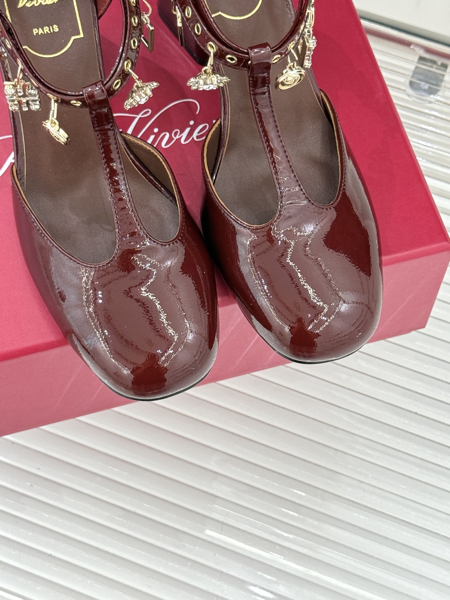 Roger Vivier｜RV26WF新品T字带水钻金属扣吊坠粗跟凉鞋当RV标志性方扣邂逅灵动水钻吊坠再