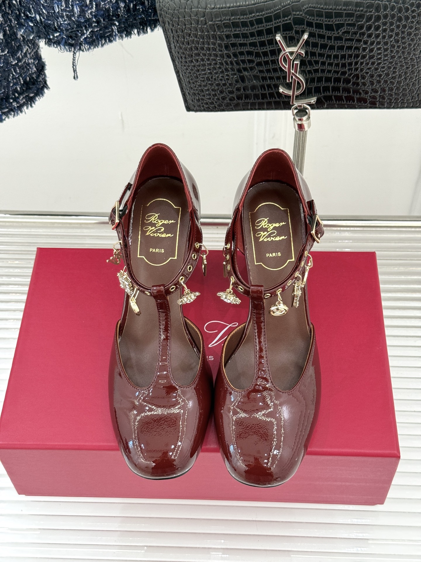 Roger Vivier｜RV26WF新品T字带水钻金属扣吊坠粗跟凉鞋当RV标志性方扣邂逅灵动水钻吊坠再
