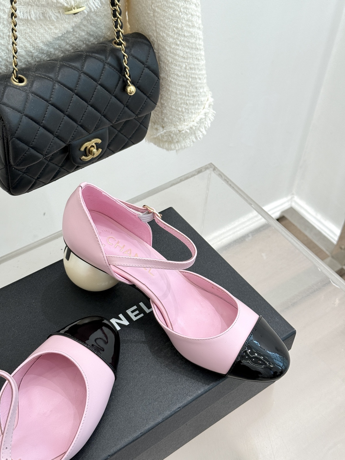 CHANE*｜小香经典双C巨型珍珠跟玛丽珍中空凉鞋在米兰时尚的T台上 亮相便艳惊四座成功晋升为潮流人士的