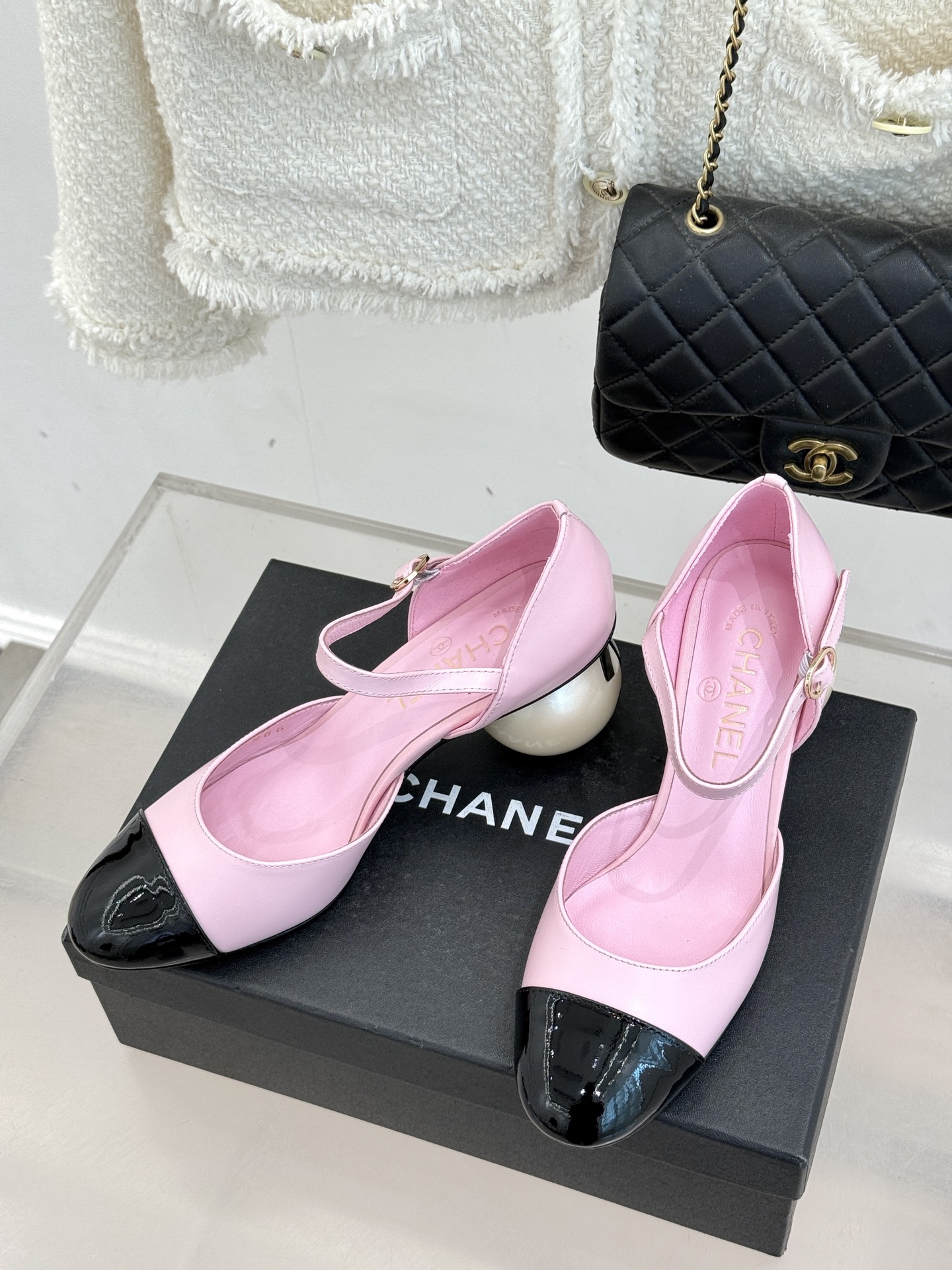 CHANE*｜小香经典双C巨型珍珠跟玛丽珍中空凉鞋在米兰时尚的T台上 亮相便艳惊四座成功晋升为潮流人士的