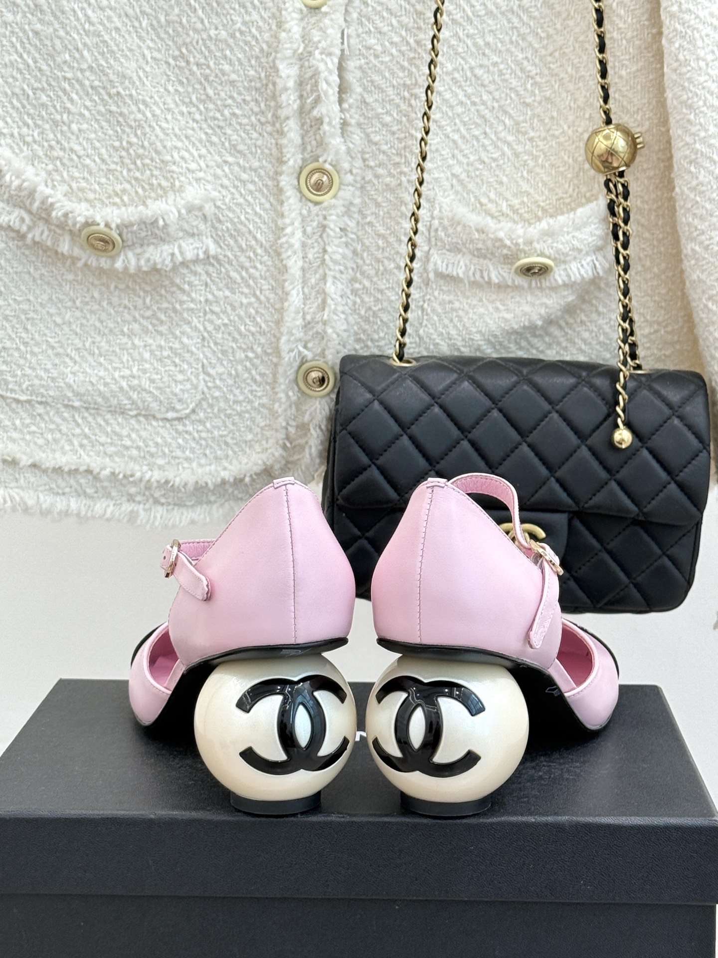 CHANE*｜小香经典双C巨型珍珠跟玛丽珍中空凉鞋在米兰时尚的T台上 亮相便艳惊四座成功晋升为潮流人士的