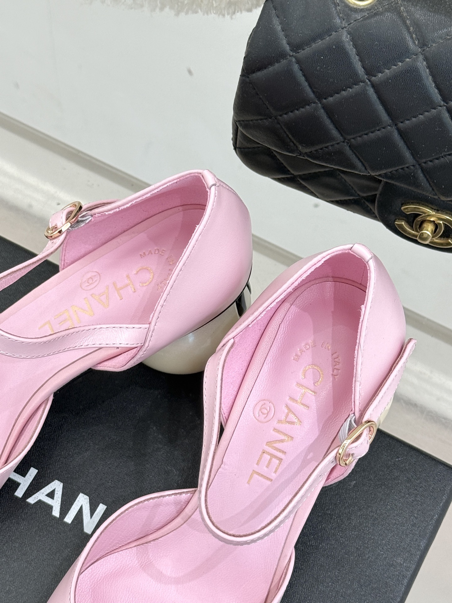 CHANE*｜小香经典双C巨型珍珠跟玛丽珍中空凉鞋在米兰时尚的T台上 亮相便艳惊四座成功晋升为潮流人士的