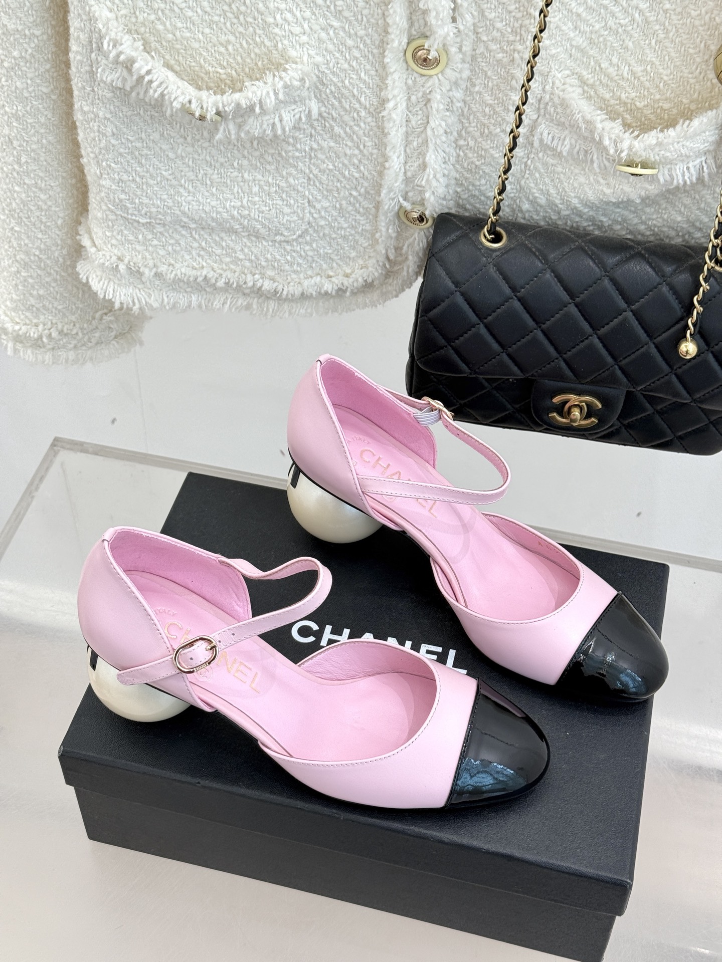 CHANE*｜小香经典双C巨型珍珠跟玛丽珍中空凉鞋在米兰时尚的T台上 亮相便艳惊四座成功晋升为潮流人士的