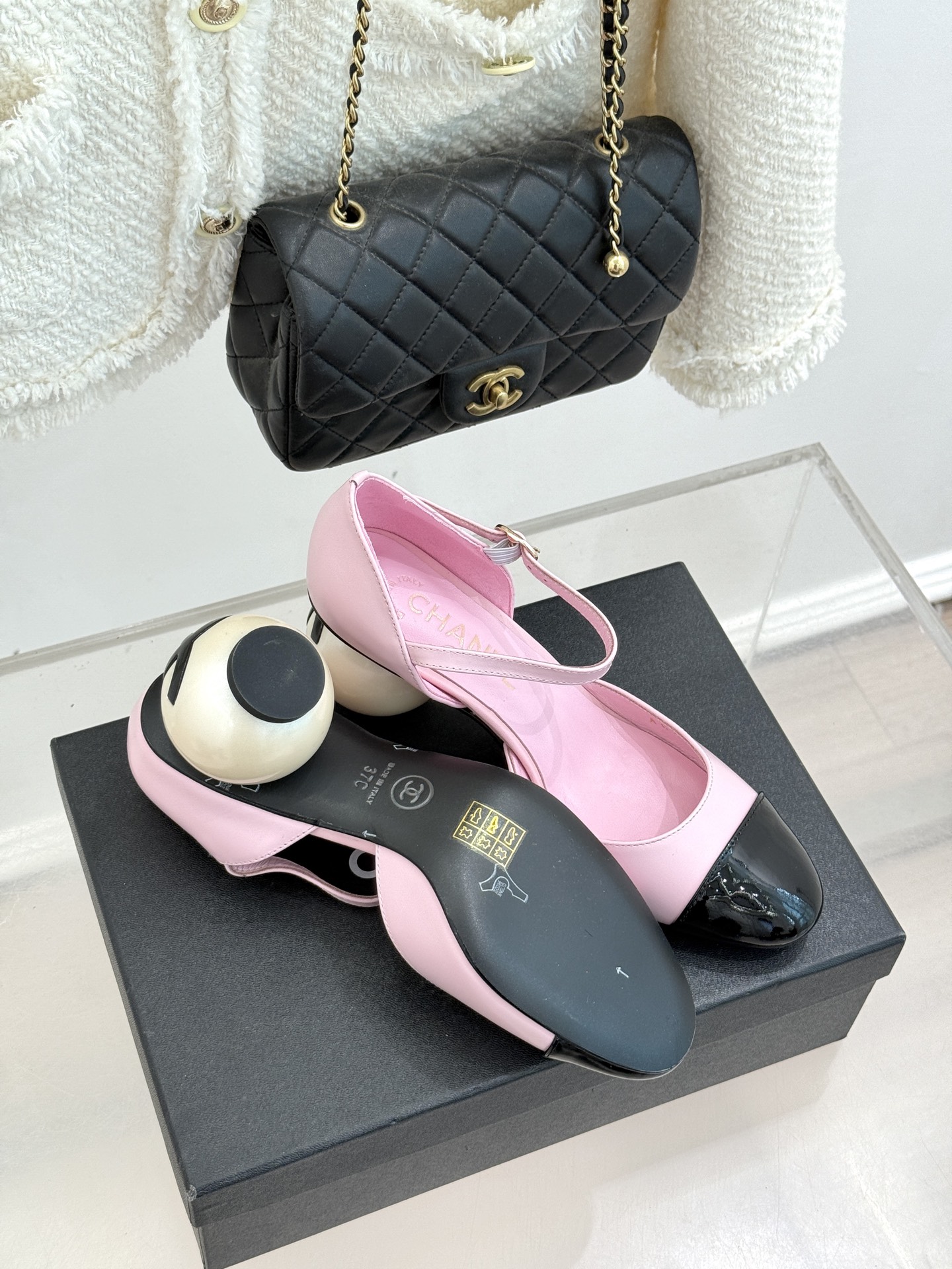 CHANE*｜小香经典双C巨型珍珠跟玛丽珍中空凉鞋在米兰时尚的T台上 亮相便艳惊四座成功晋升为潮流人士的