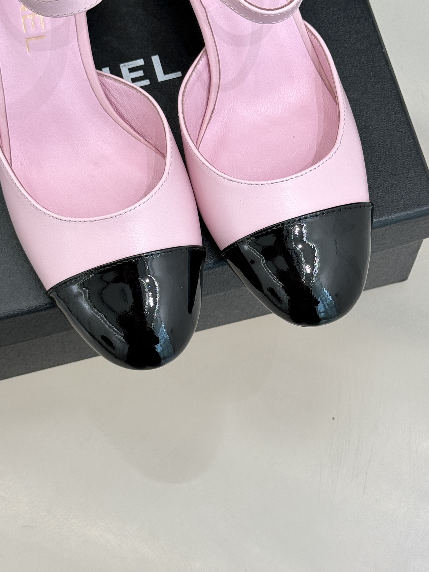 CHANE*｜小香经典双C巨型珍珠跟玛丽珍中空凉鞋在米兰时尚的T台上 亮相便艳惊四座成功晋升为潮流人士的