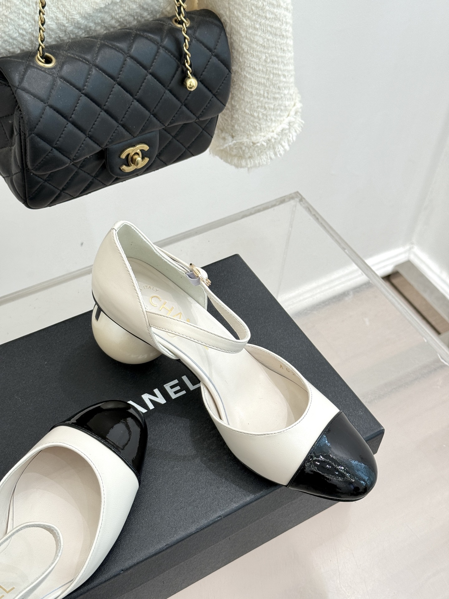 CHANE*｜小香经典双C巨型珍珠跟玛丽珍中空凉鞋在米兰时尚的T台上 亮相便艳惊四座成功晋升为潮流人士的