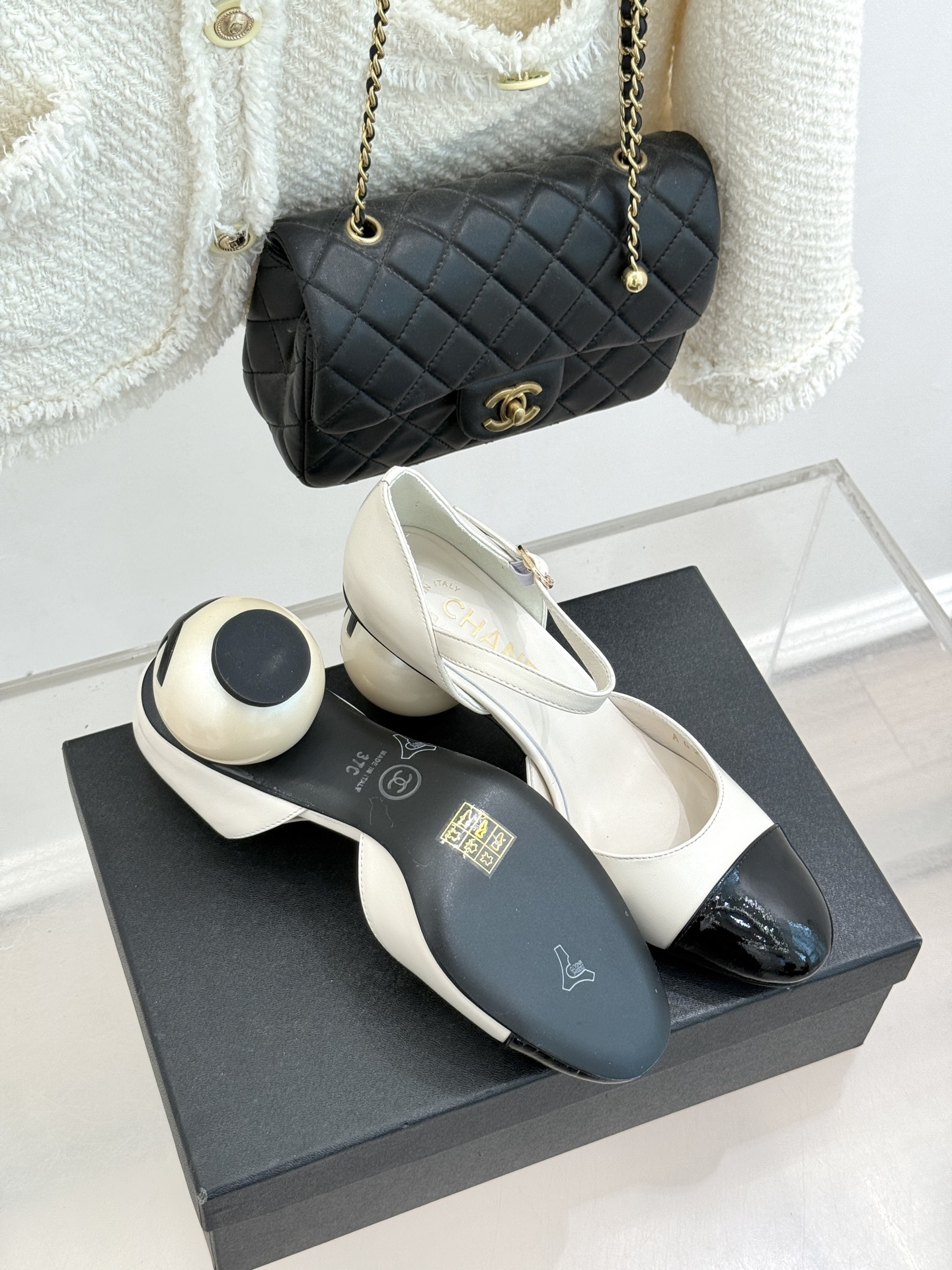 CHANE*｜小香经典双C巨型珍珠跟玛丽珍中空凉鞋在米兰时尚的T台上 亮相便艳惊四座成功晋升为潮流人士的