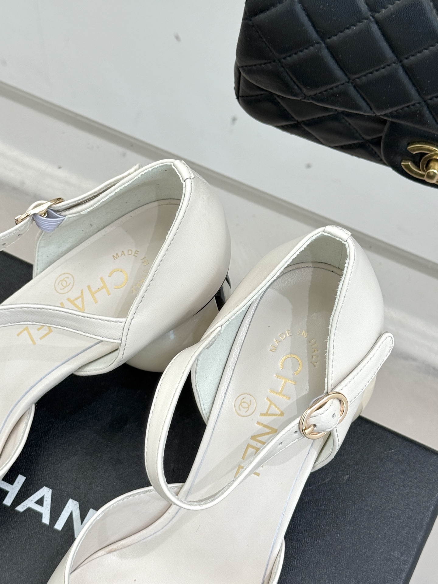 CHANE*｜小香经典双C巨型珍珠跟玛丽珍中空凉鞋在米兰时尚的T台上 亮相便艳惊四座成功晋升为潮流人士的