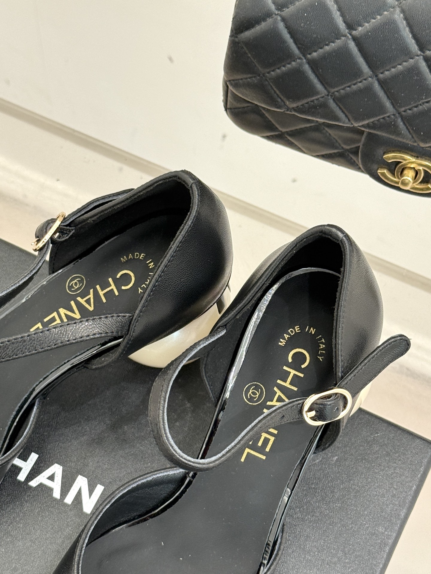 CHANE*｜小香经典双C巨型珍珠跟玛丽珍中空凉鞋在米兰时尚的T台上 亮相便艳惊四座成功晋升为潮流人士的