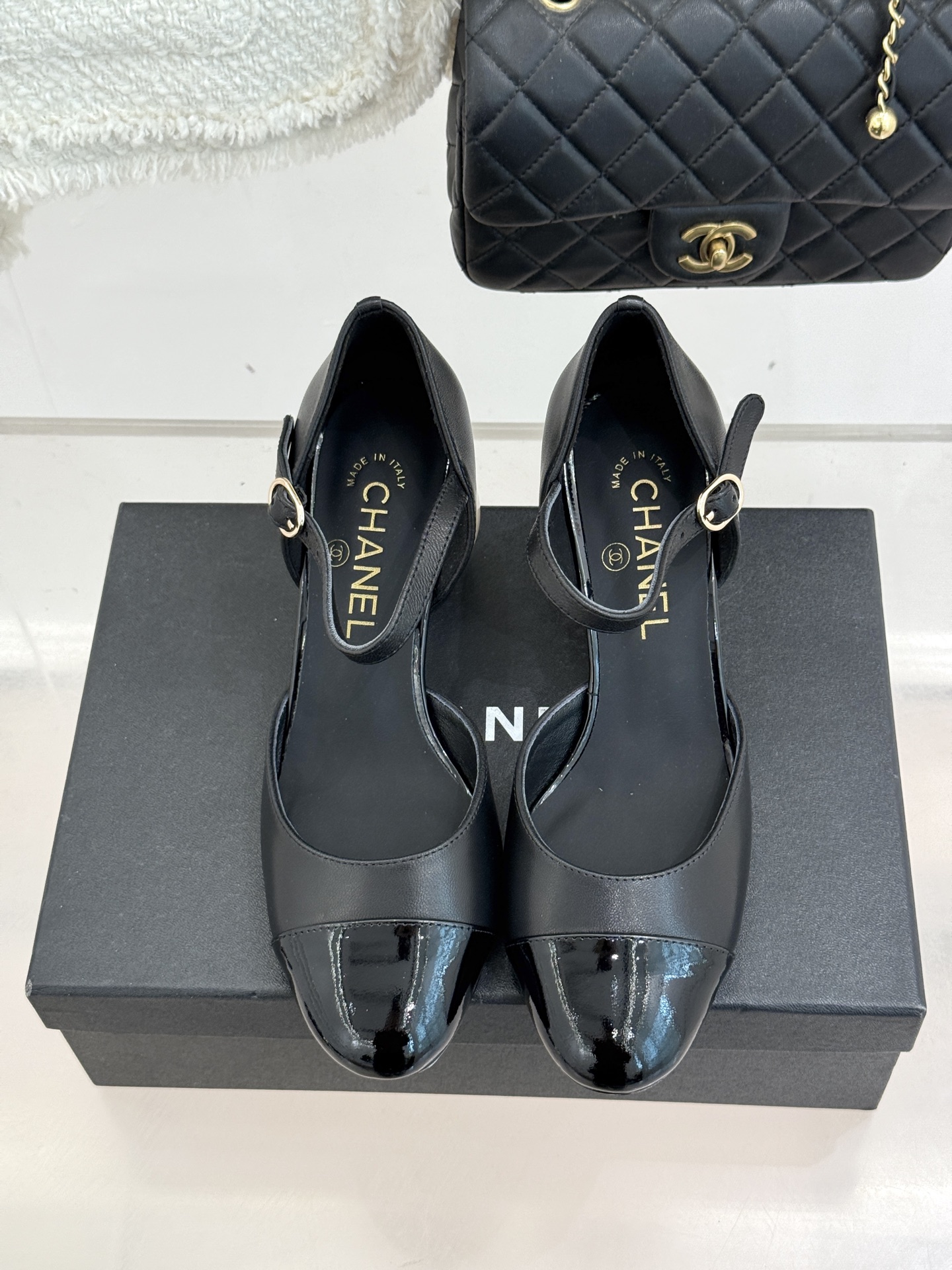 CHANE*｜小香经典双C巨型珍珠跟玛丽珍中空凉鞋在米兰时尚的T台上 亮相便艳惊四座成功晋升为潮流人士的