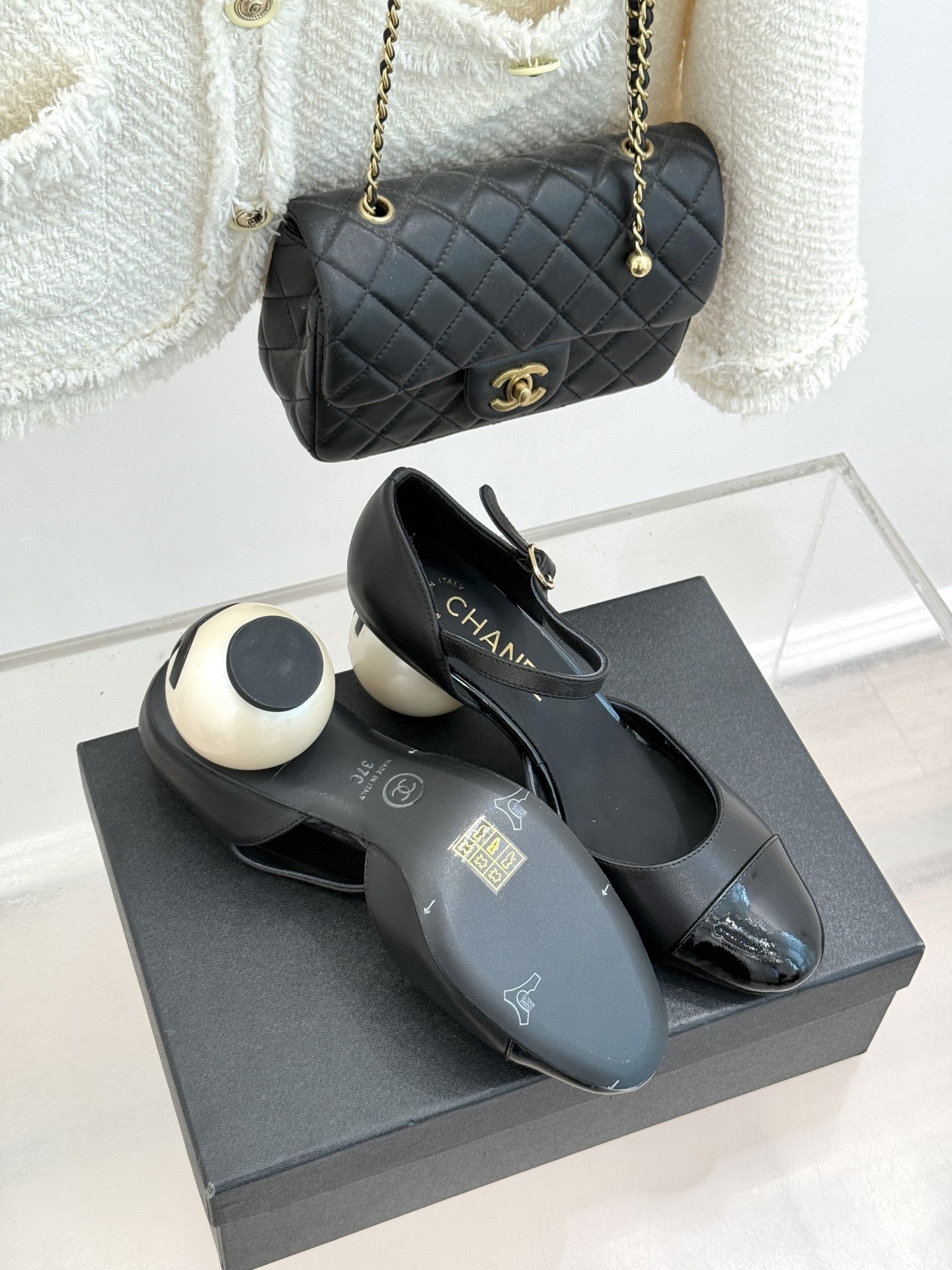 CHANE*｜小香经典双C巨型珍珠跟玛丽珍中空凉鞋在米兰时尚的T台上 亮相便艳惊四座成功晋升为潮流人士的