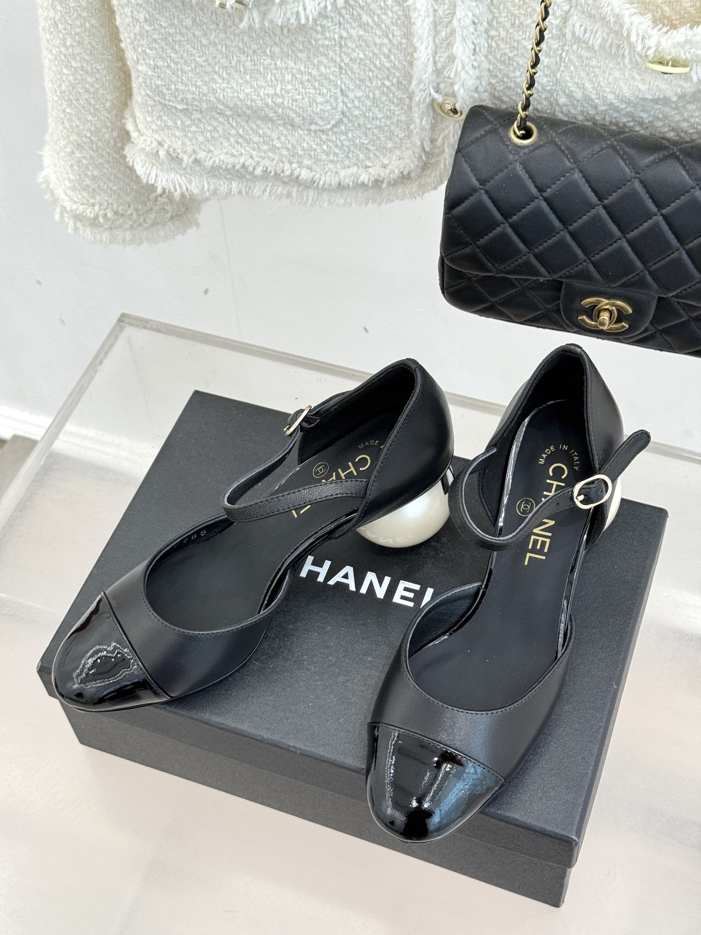 CHANE*｜小香经典双C巨型珍珠跟玛丽珍中空凉鞋在米兰时尚的T台上 亮相便艳惊四座成功晋升为潮流人士的