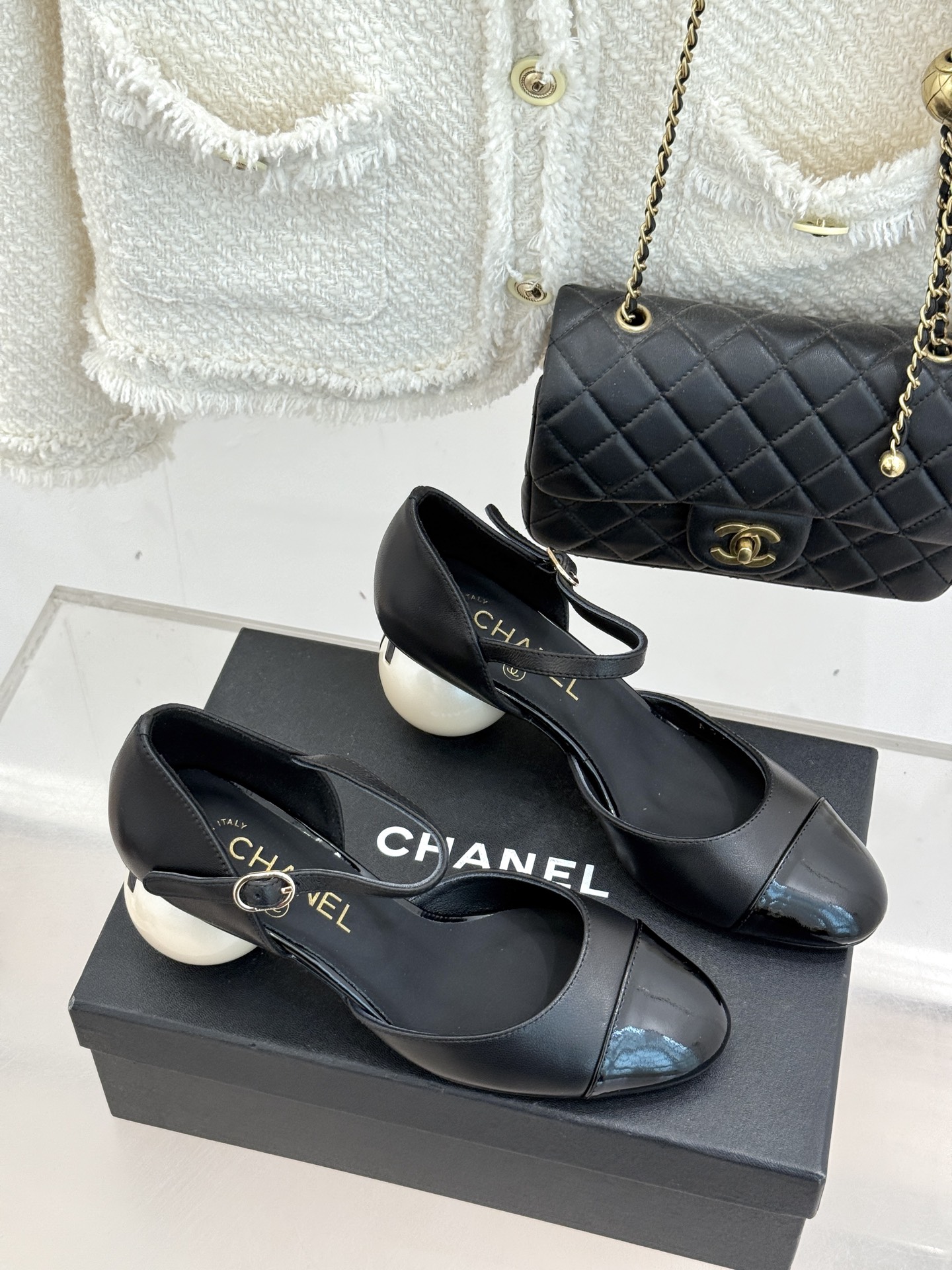 CHANE*｜小香经典双C巨型珍珠跟玛丽珍中空凉鞋在米兰时尚的T台上 亮相便艳惊四座成功晋升为潮流人士的