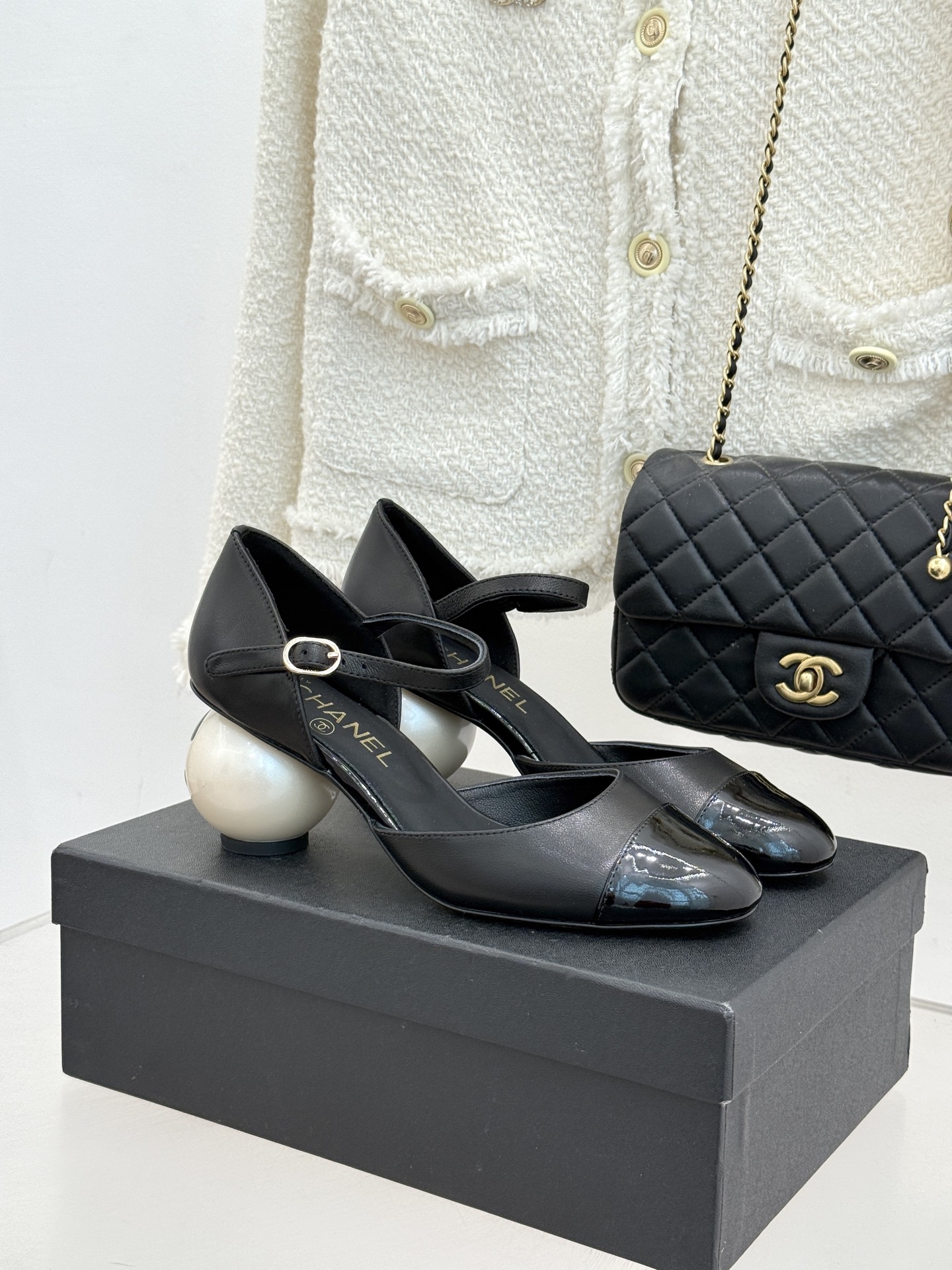 CHANE*｜小香经典双C巨型珍珠跟玛丽珍中空凉鞋在米兰时尚的T台上 亮相便艳惊四座成功晋升为潮流人士的