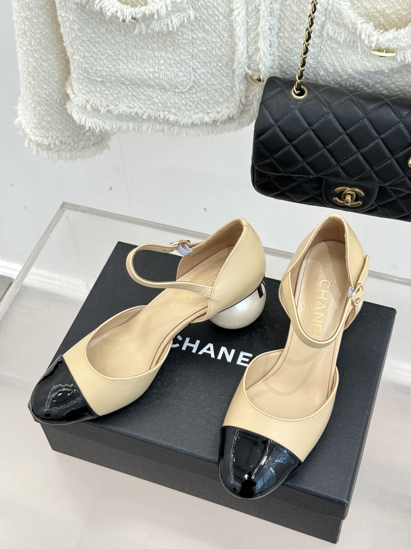 CHANE*｜小香经典双C巨型珍珠跟玛丽珍中空凉鞋在米兰时尚的T台上 亮相便艳惊四座成功晋升为潮流人士的