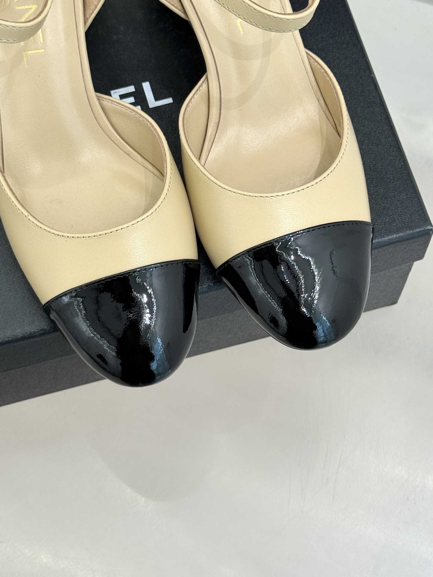 CHANE*｜小香经典双C巨型珍珠跟玛丽珍中空凉鞋在米兰时尚的T台上 亮相便艳惊四座成功晋升为潮流人士的